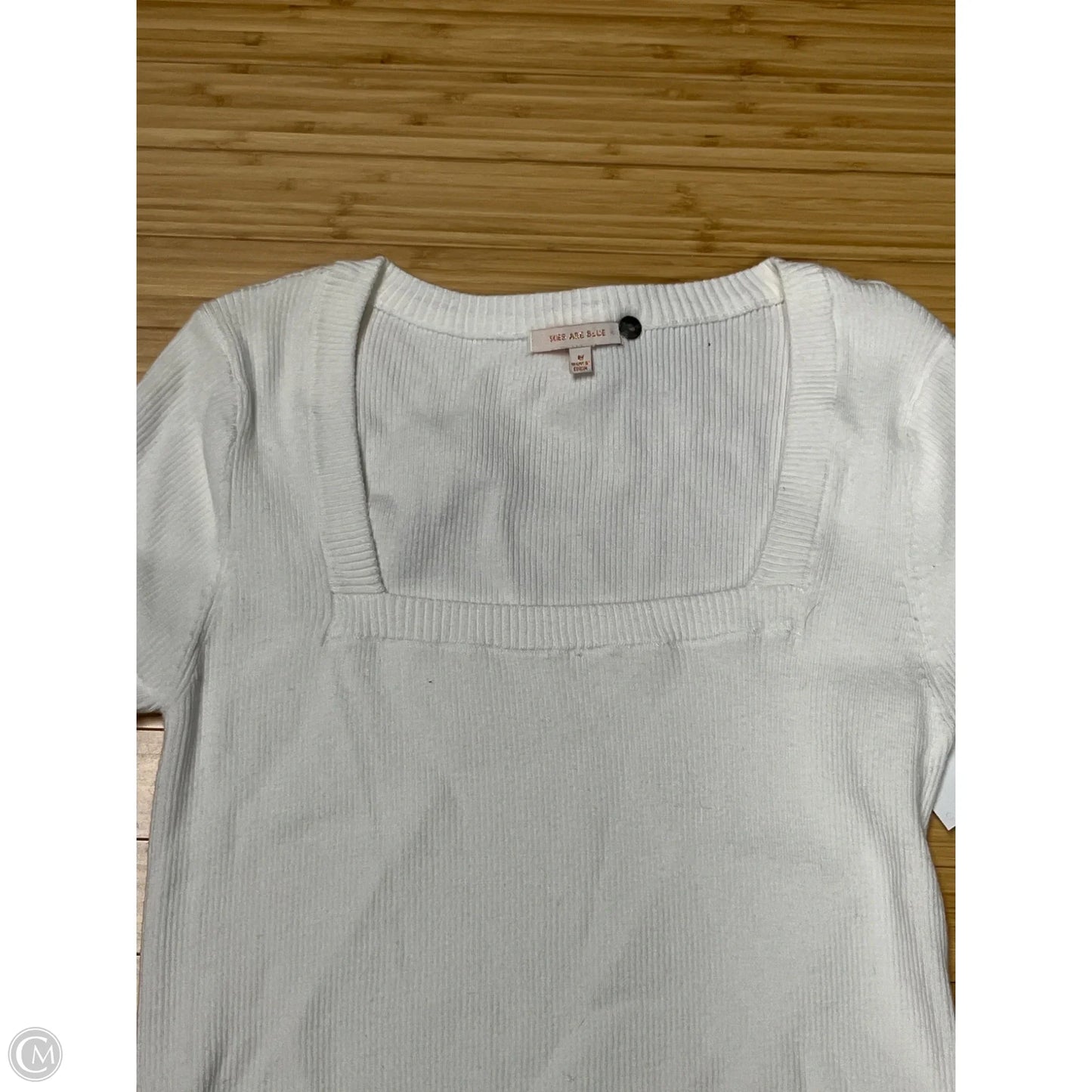 Top Short Sleeve By Skies Are Blue In White, Size: M