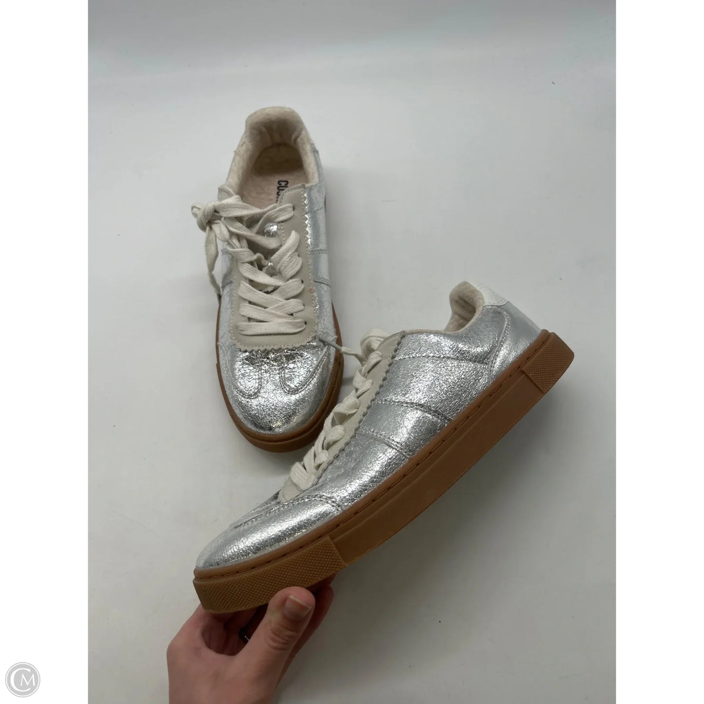 Shoes Sneakers By Cushionaire In Silver, Size: 9