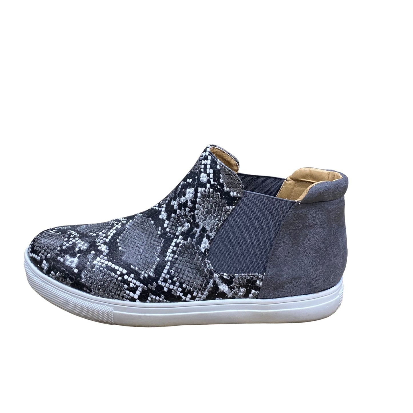 Shoes Sneakers By Clothes Mentor Size: 9