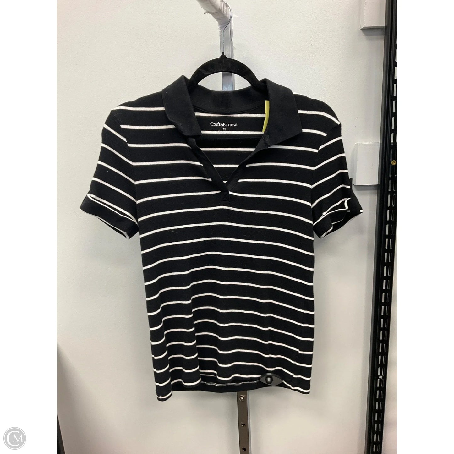 Top Short Sleeve By Croft And Barrow In Striped Pattern, Size: M