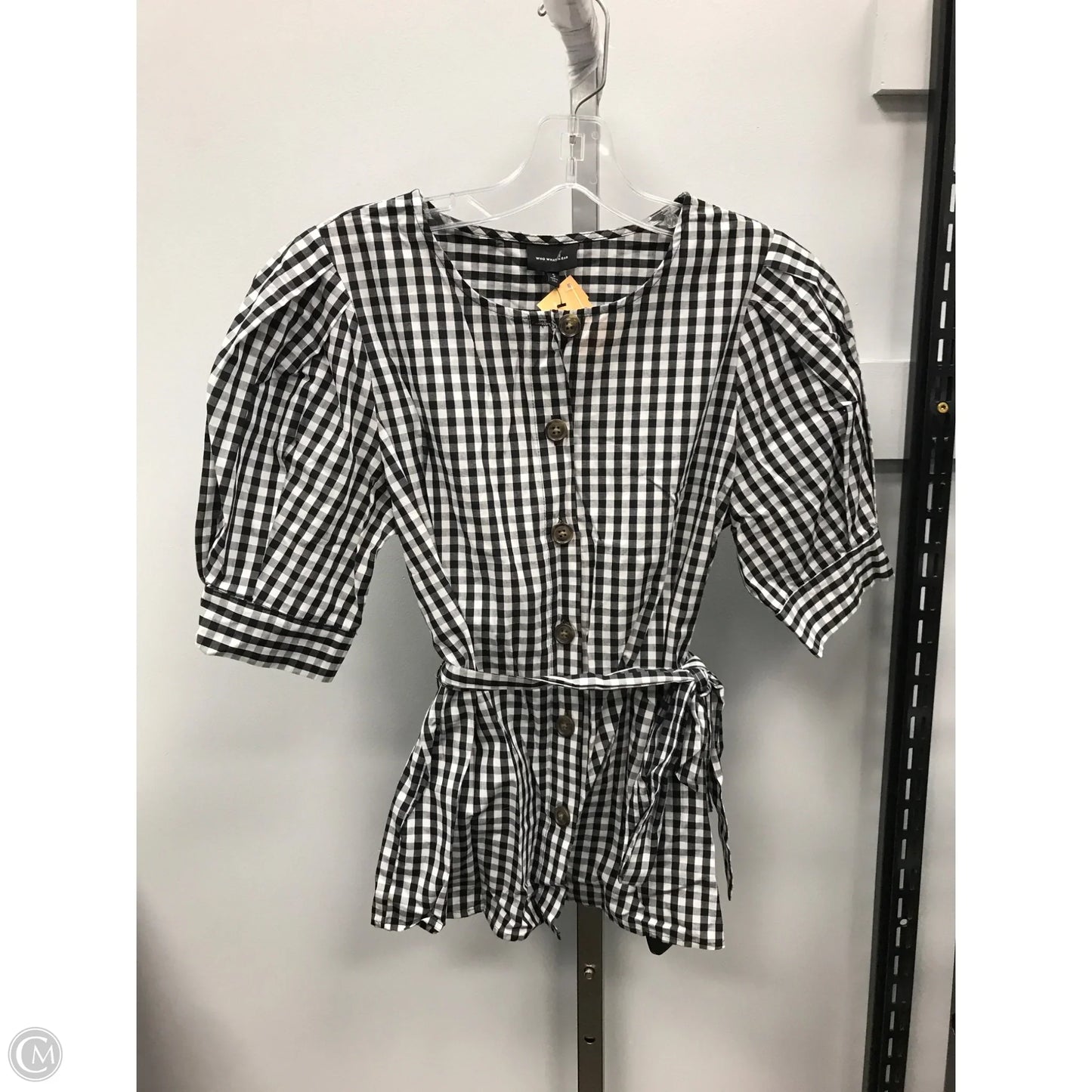 Top Short Sleeve By Who What Wear In Checkered Pattern, Size: S