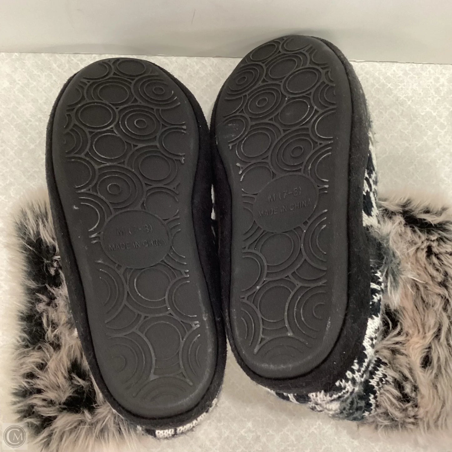 Slippers By Clothes Mentor In Black & Grey