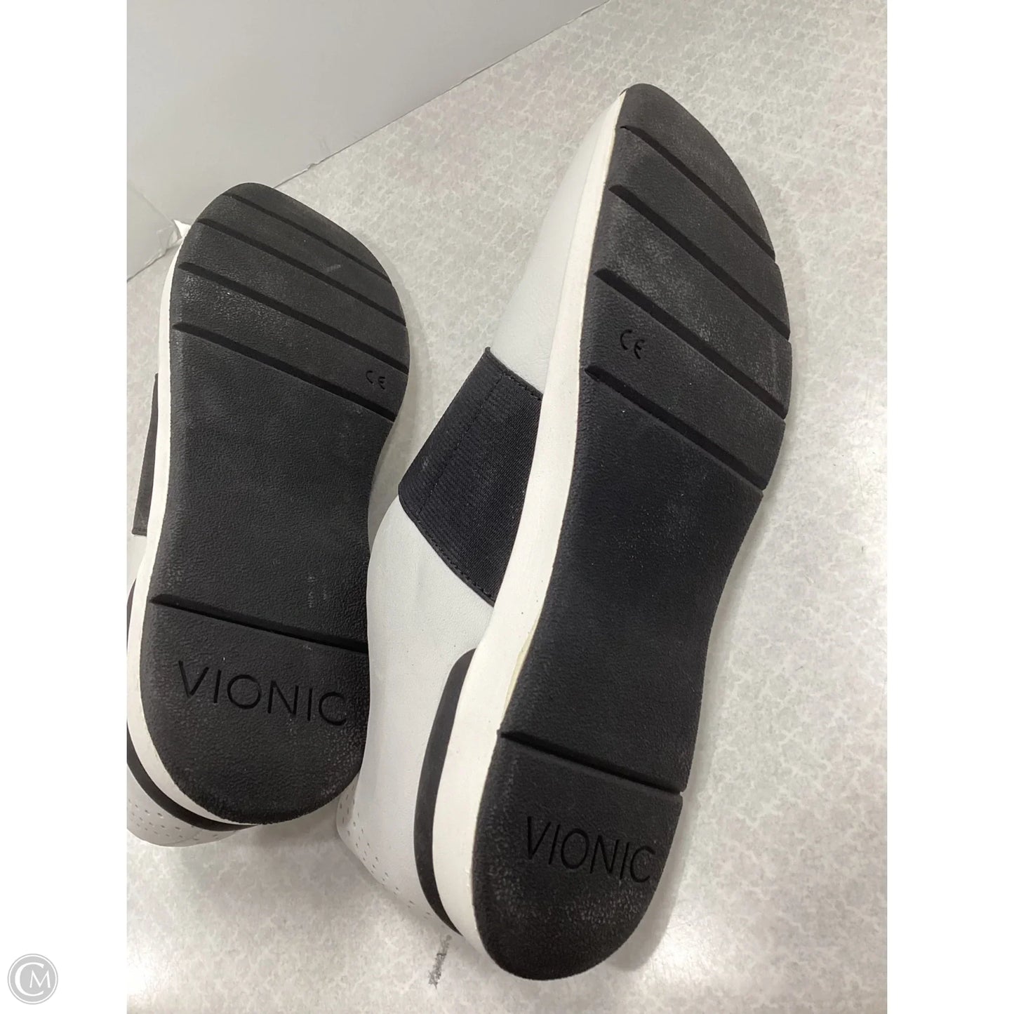 Shoes Sneakers By Vionic In White, Size: 9