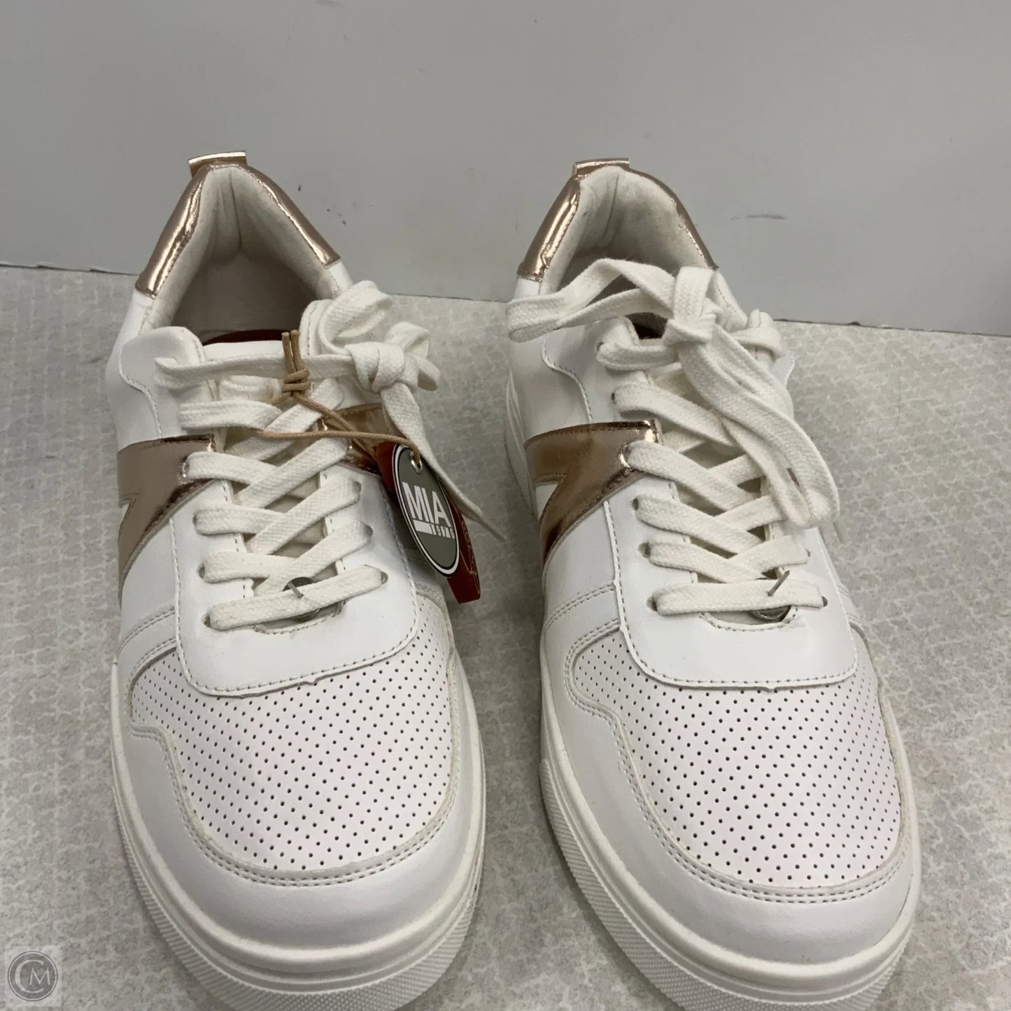 Shoes Sneakers By Mia In White, Size: 9