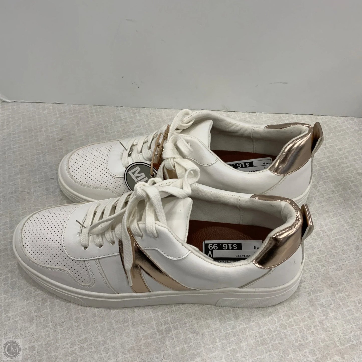 Shoes Sneakers By Mia In White, Size: 9
