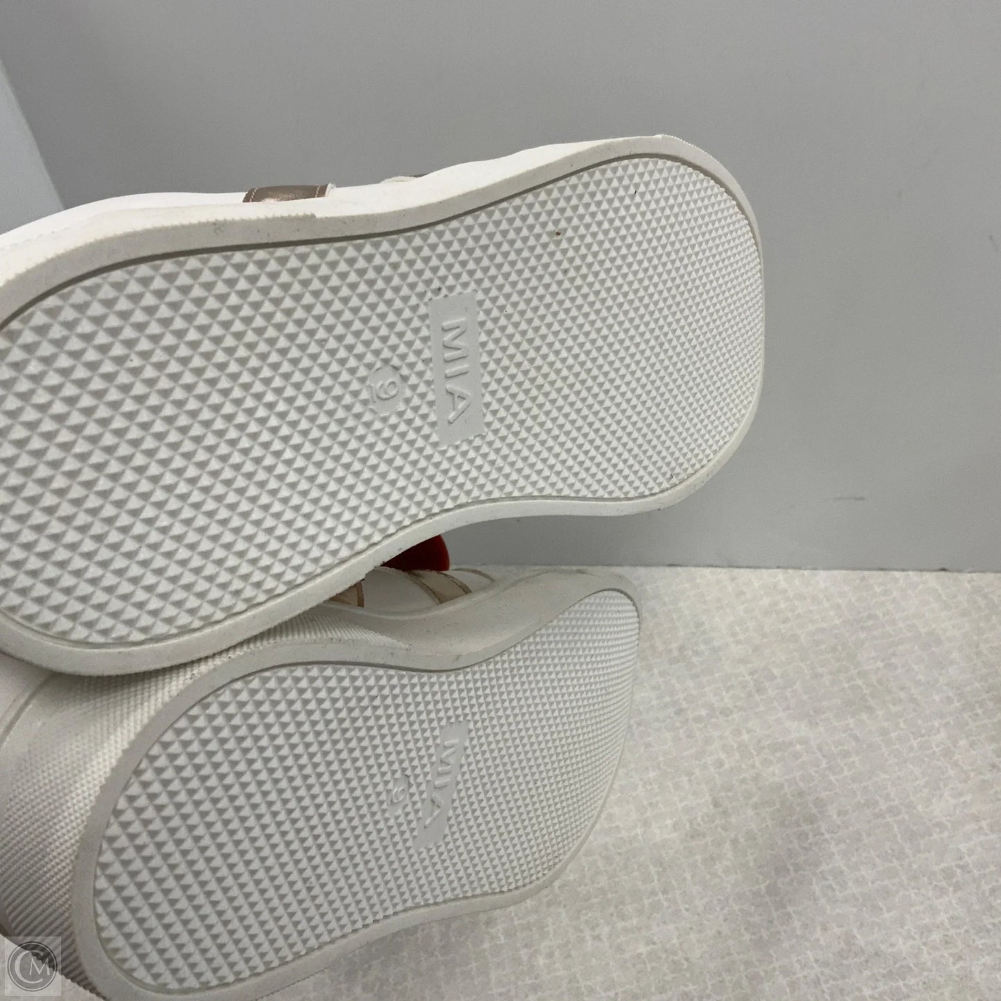 Shoes Sneakers By Mia In White, Size: 9