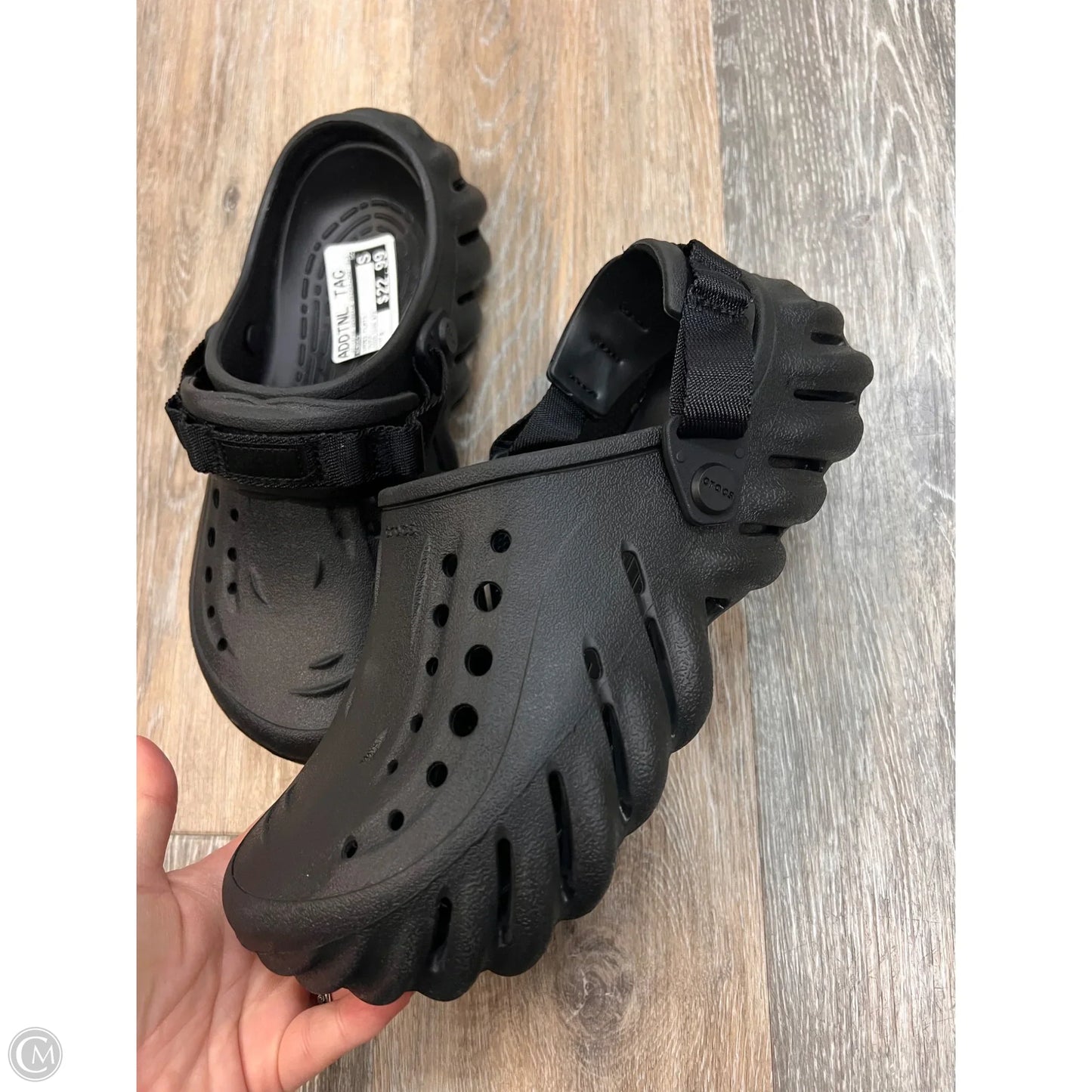 Shoes Flats By Crocs In Black, Size: 8