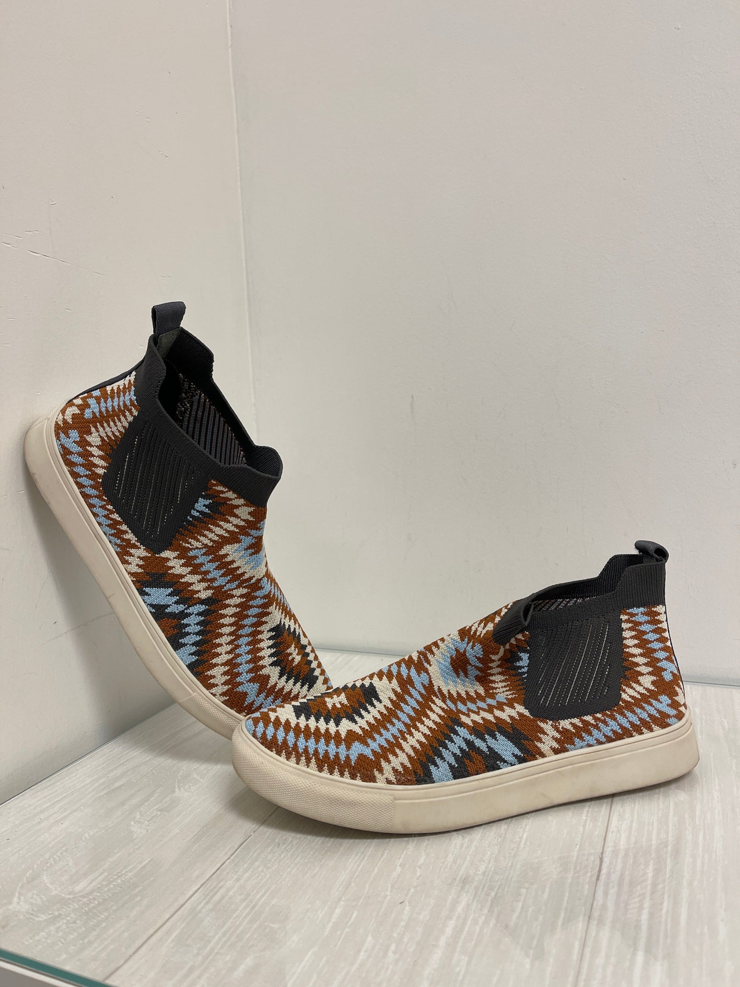 Shoes Flats By Clothes Mentor In Multi-colored, Size: 8.5