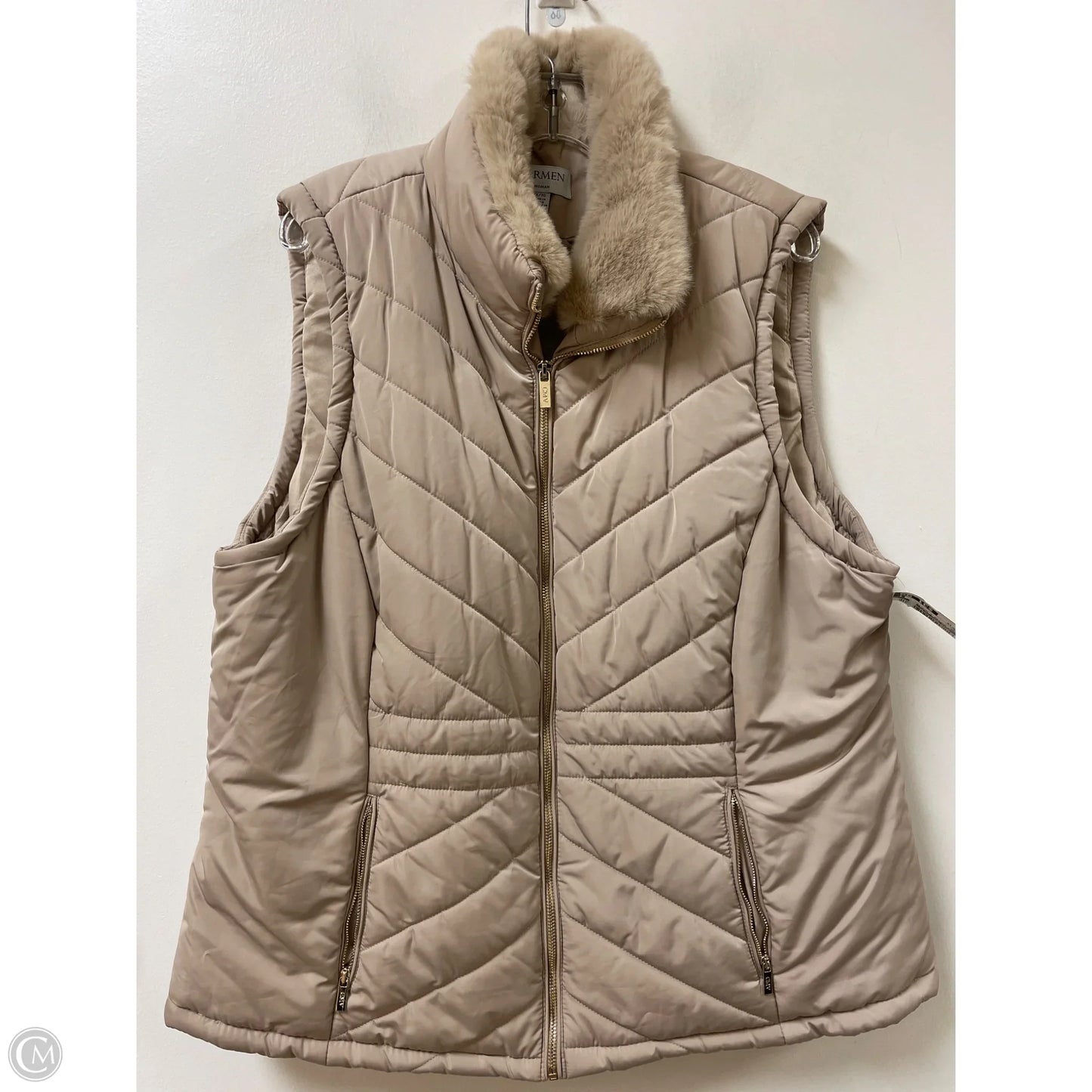 Vest Puffer & Quilted By Carmen Marc Valvo In Tan, Size: 1x