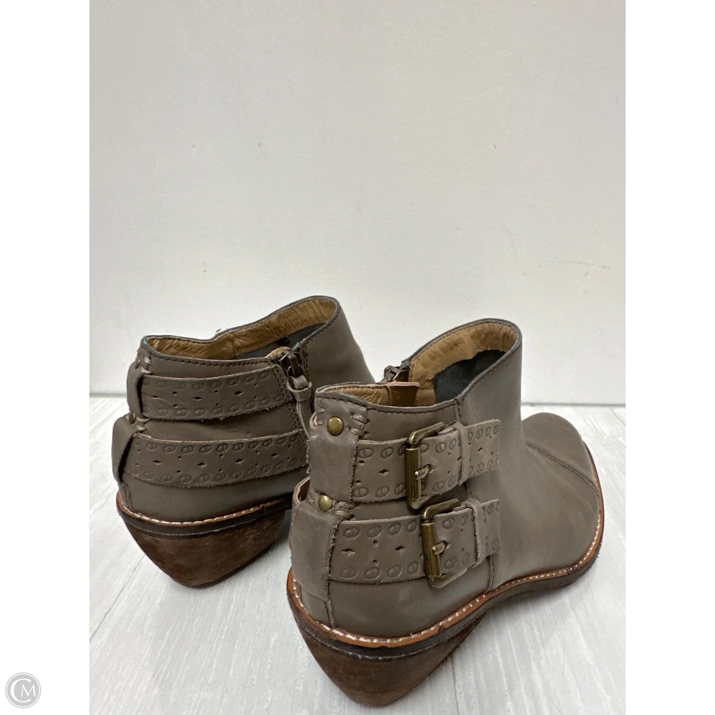 Boots Ankle Flats By Clothes Mentor In Grey, Size: 7