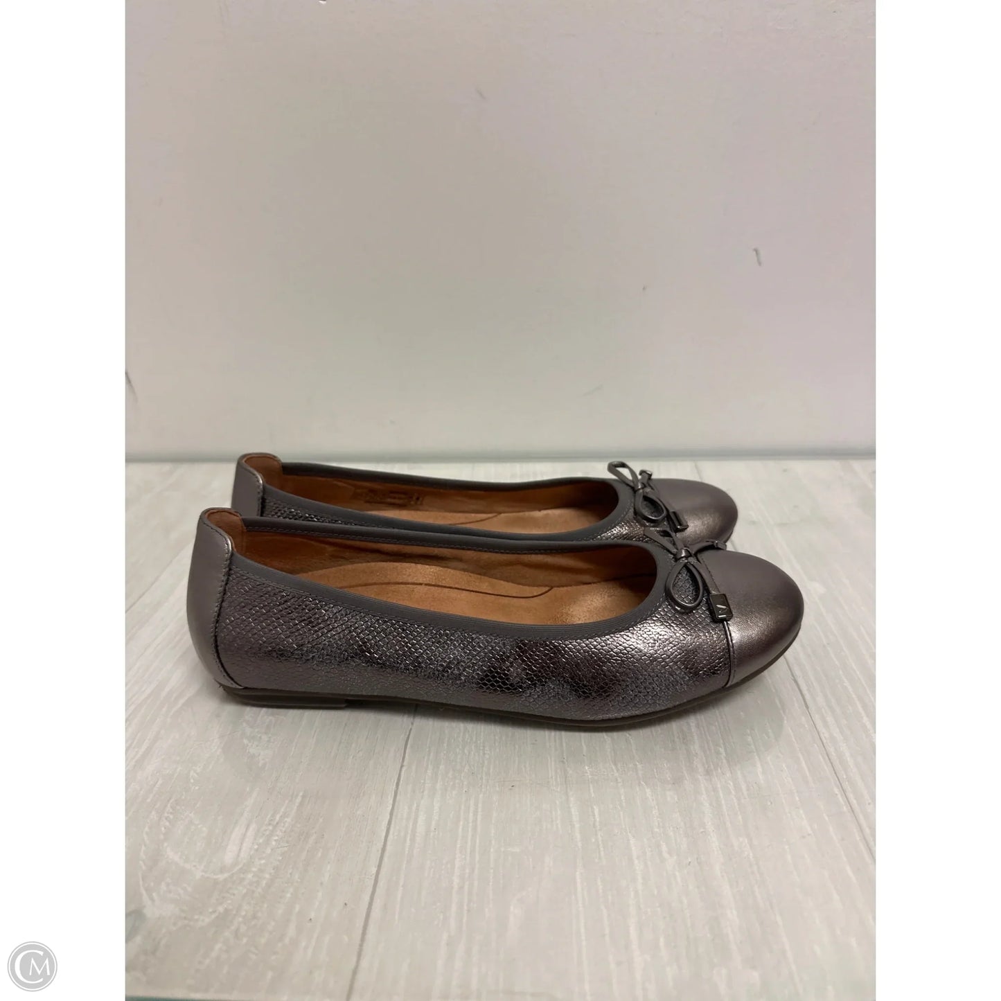 Shoes Flats By Vionic In Silver, Size: 9.5