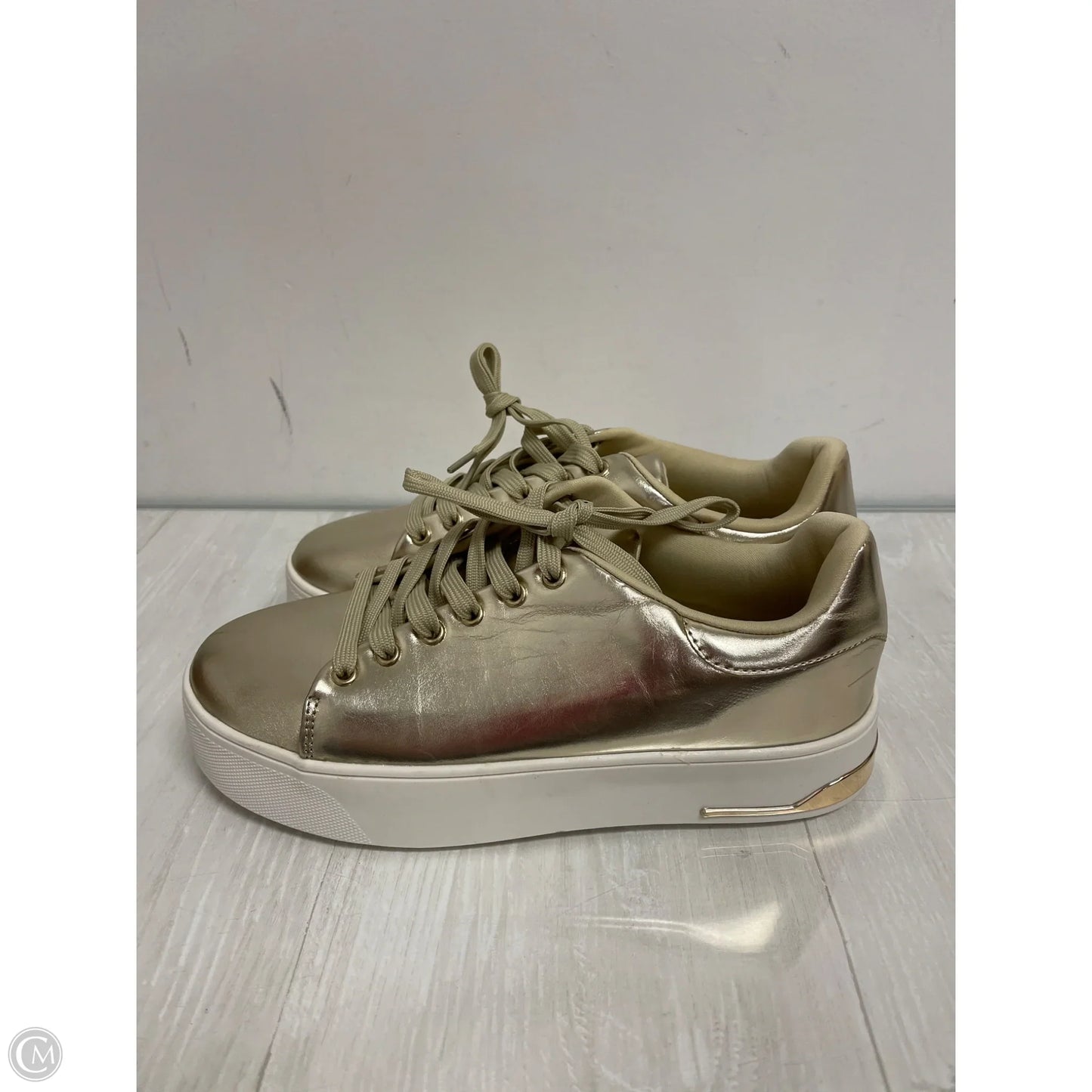 Shoes Sneakers By Clothes Mentor In Gold, Size: 8.5