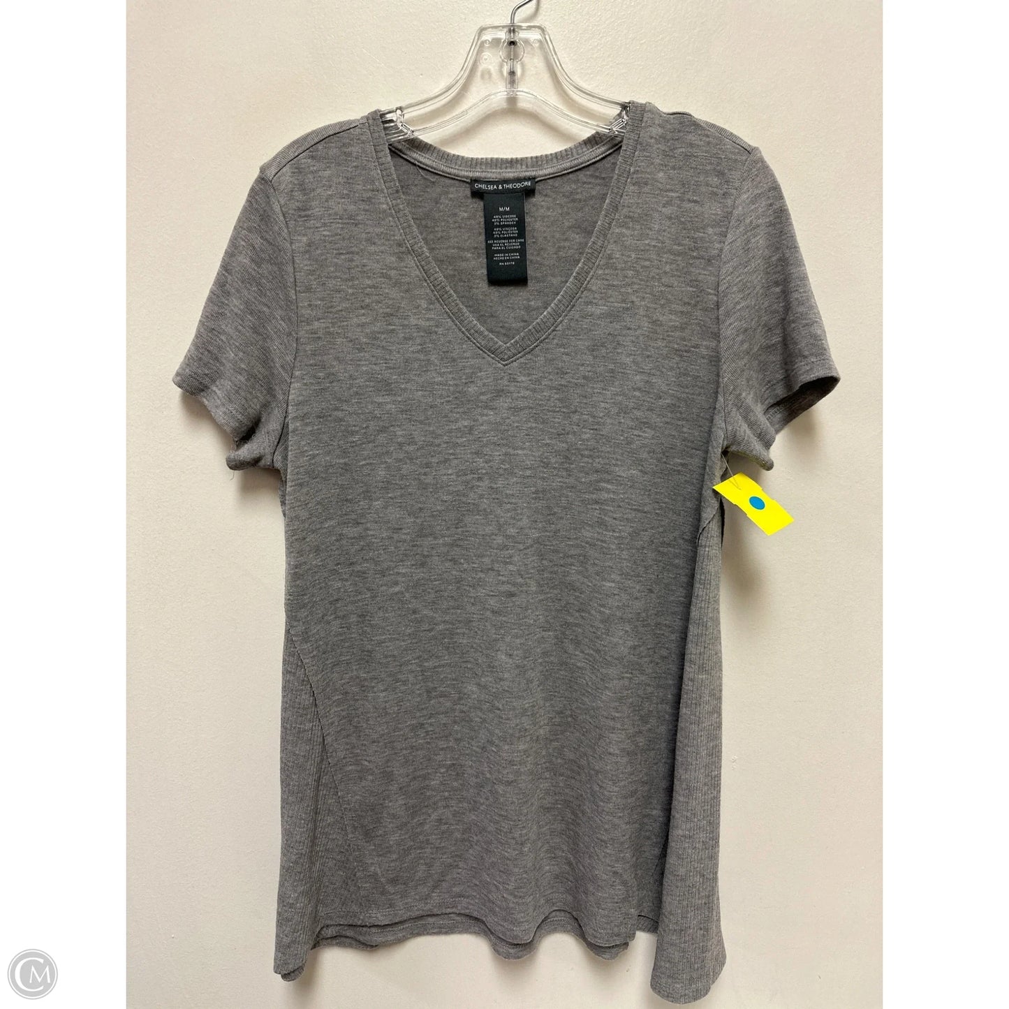 Top Short Sleeve By Chelsea And Theodore In Grey, Size: M