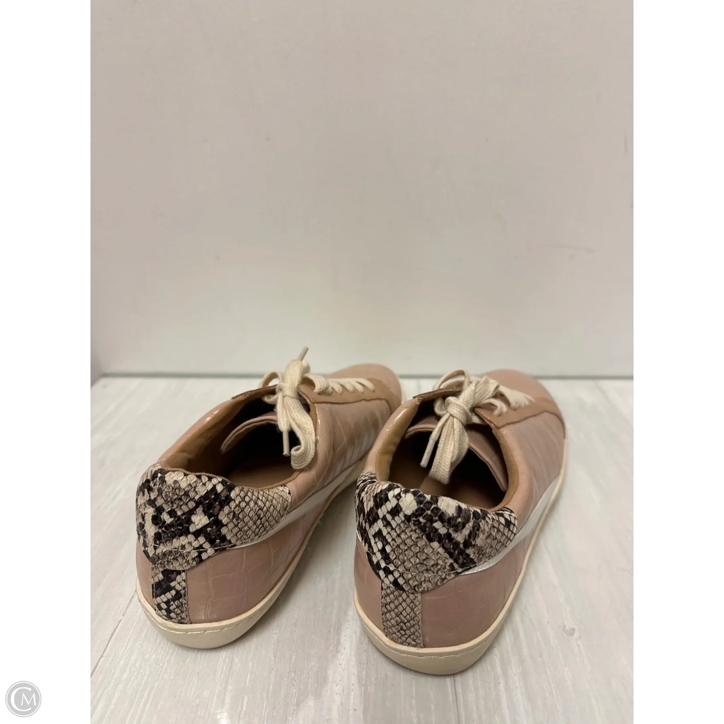 Shoes Sneakers By Clothes Mentor In Cream, Size: 10