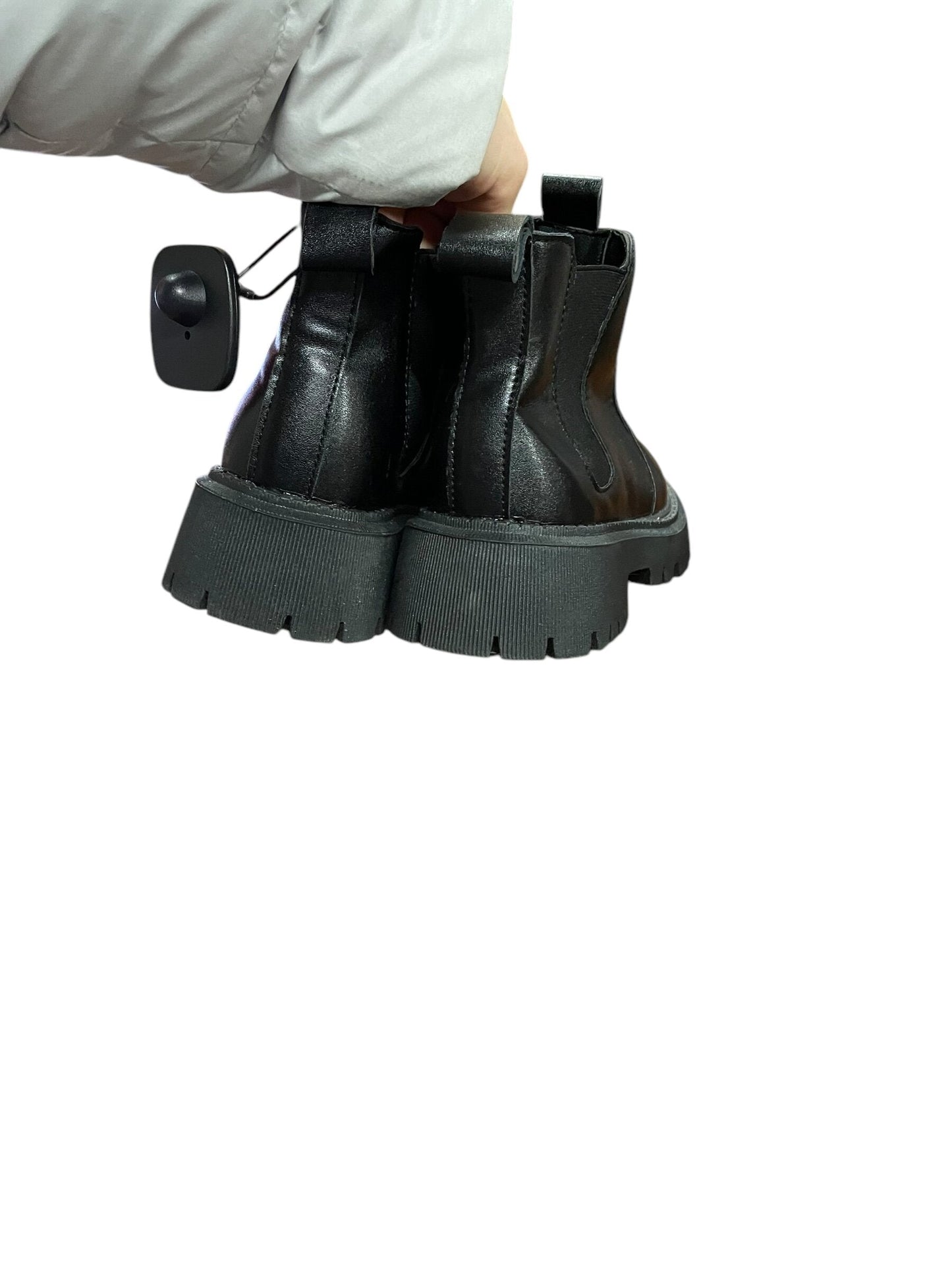 Boots Ankle Flats By Clothes Mentor Size: 6.5