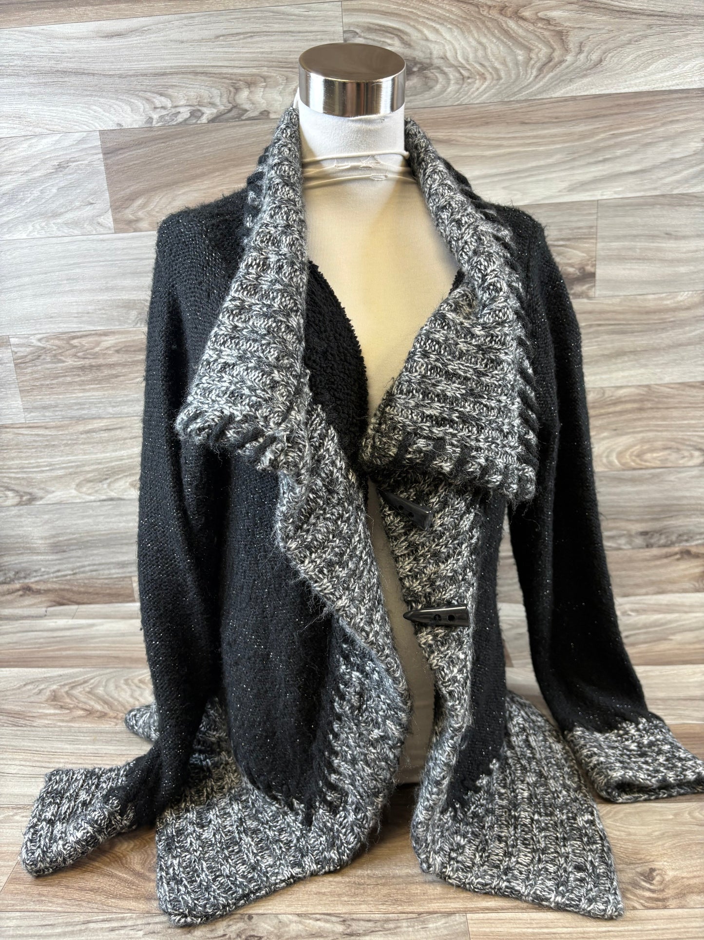 Sweater Cardigan By Clothes Mentor In Black & White, Size: L