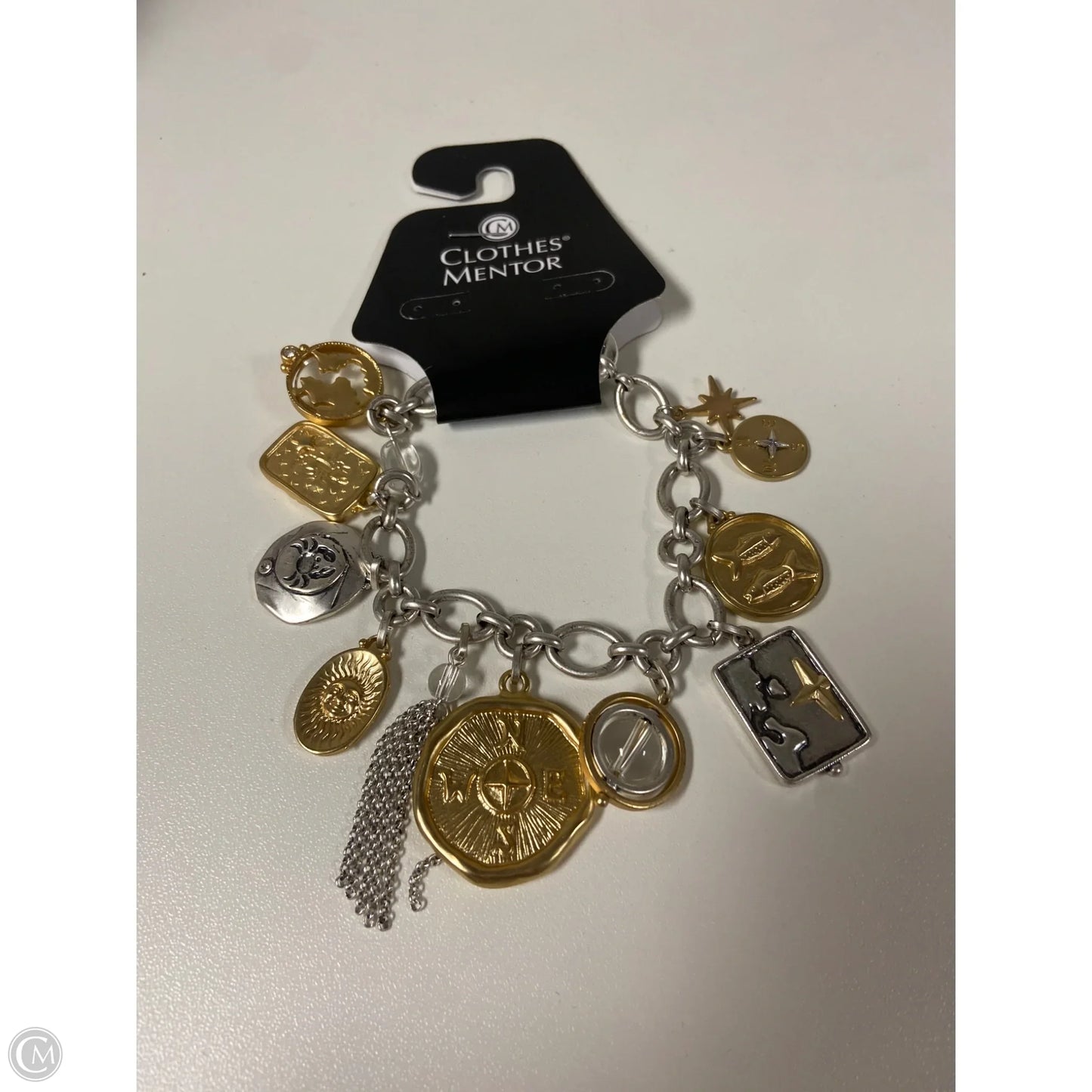 Bracelet Charm By Clothes Mentor, Size: 1