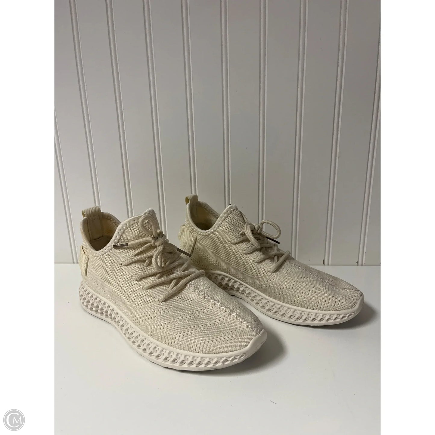 Shoes Sneakers By Clothes Mentor In Cream, Size: 9.5