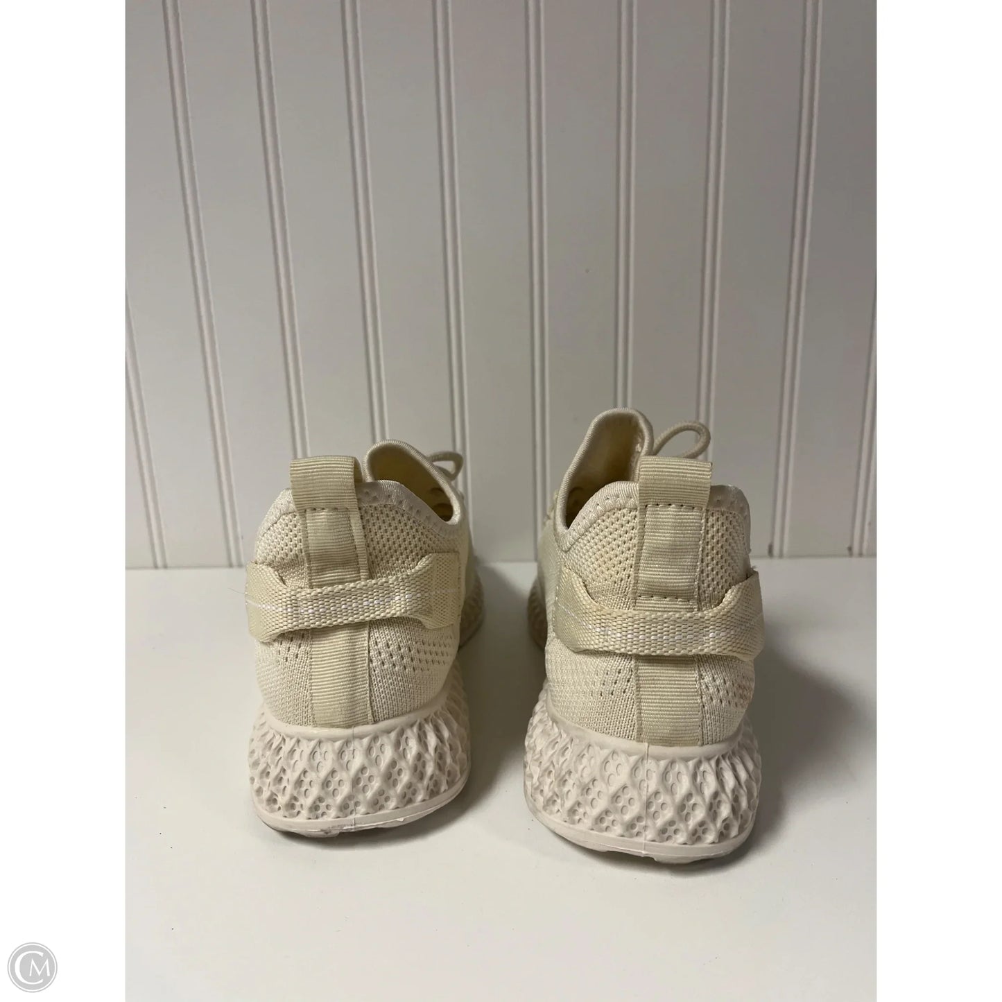 Shoes Sneakers By Clothes Mentor In Cream, Size: 9.5