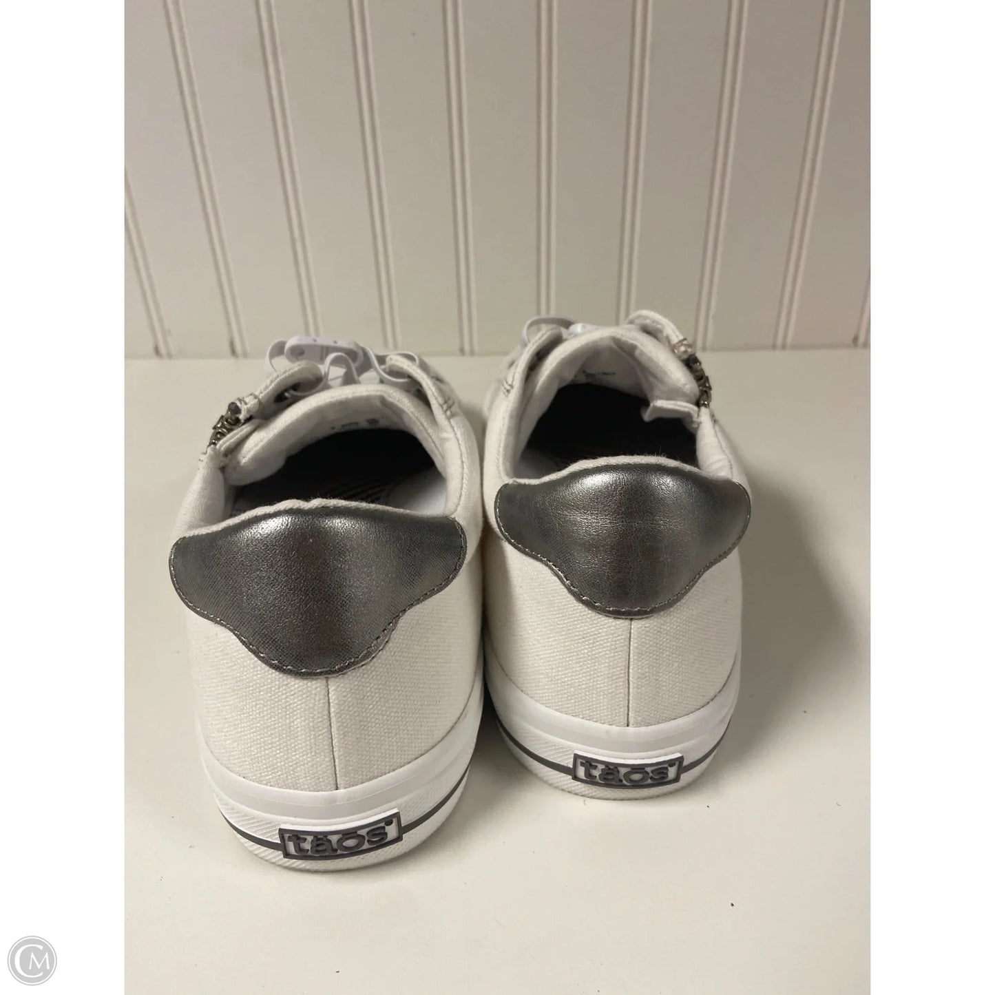 Shoes Sneakers By Taos In White, Size: 9.5