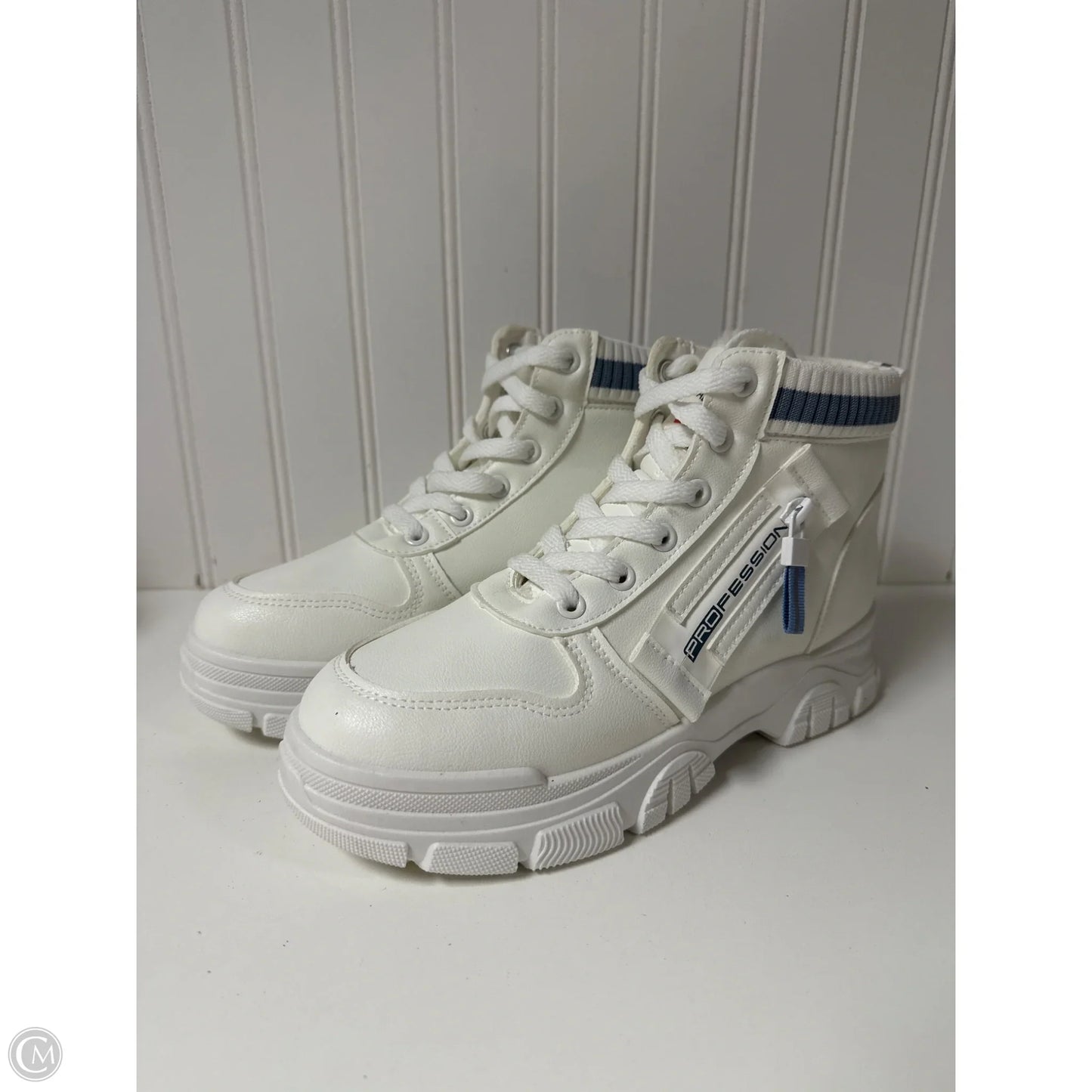 Boots Ankle Flats By Clothes Mentor In White, Size: 8.5