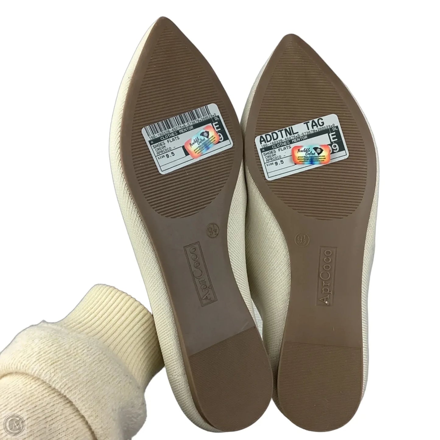 Shoes Flats By Clothes Mentor In Cream, Size: 9.5