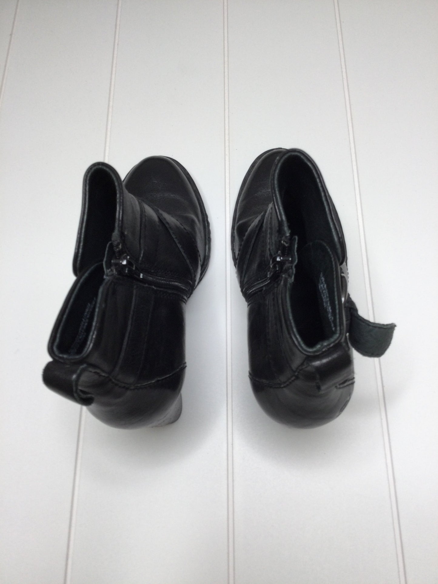 Boots Ankle Heels By Born Size: 6.5