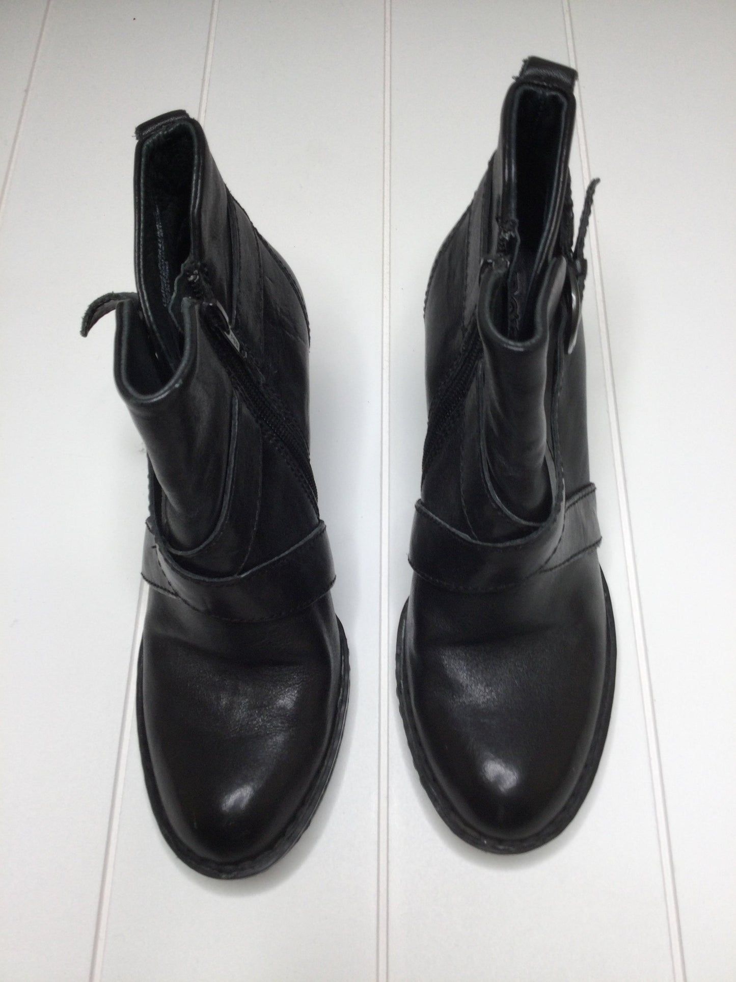 Boots Ankle Heels By Born Size: 6.5