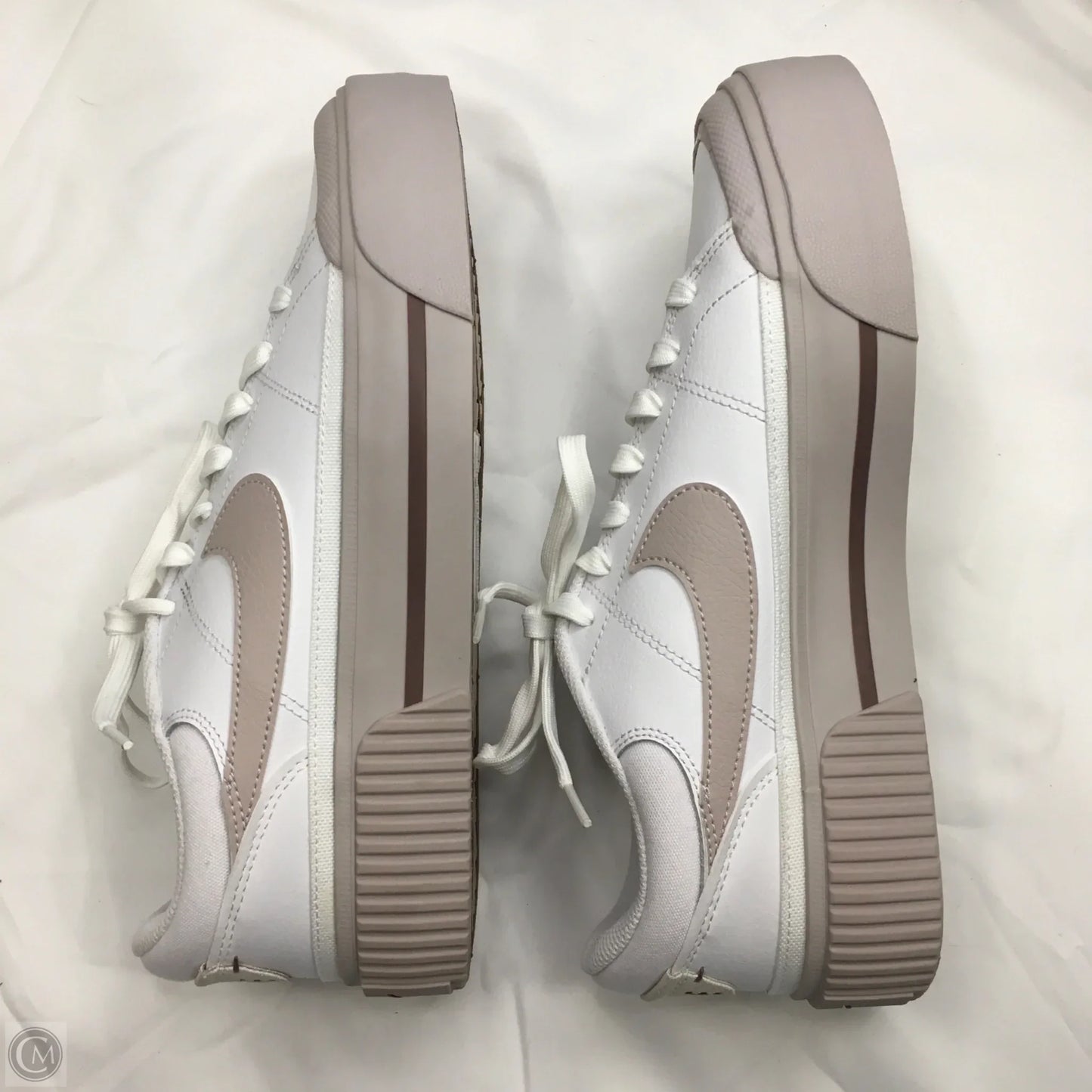 Shoes Sneakers By Nike In White, Size: 9