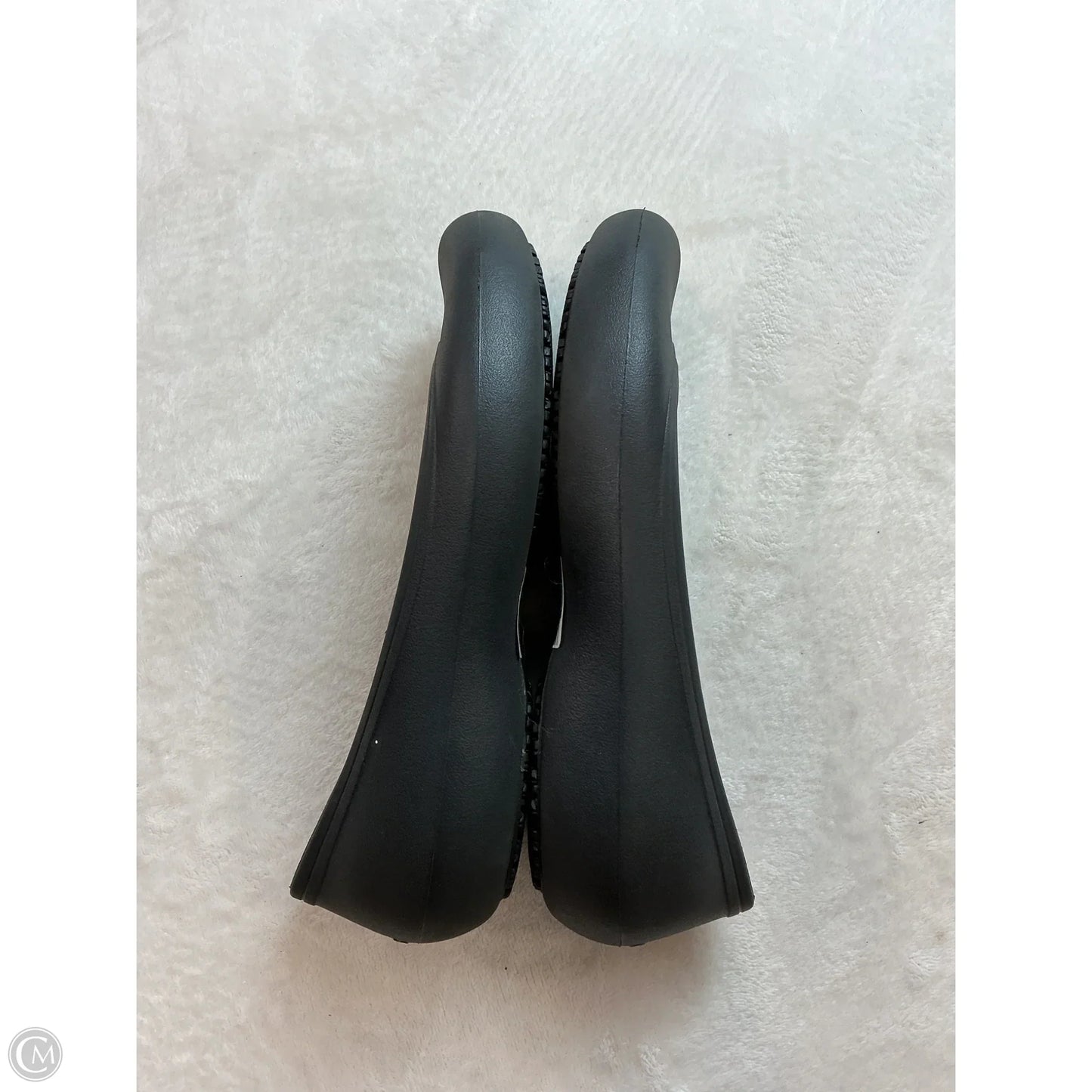 Shoes Flats By Crocs In Black, Size: 10