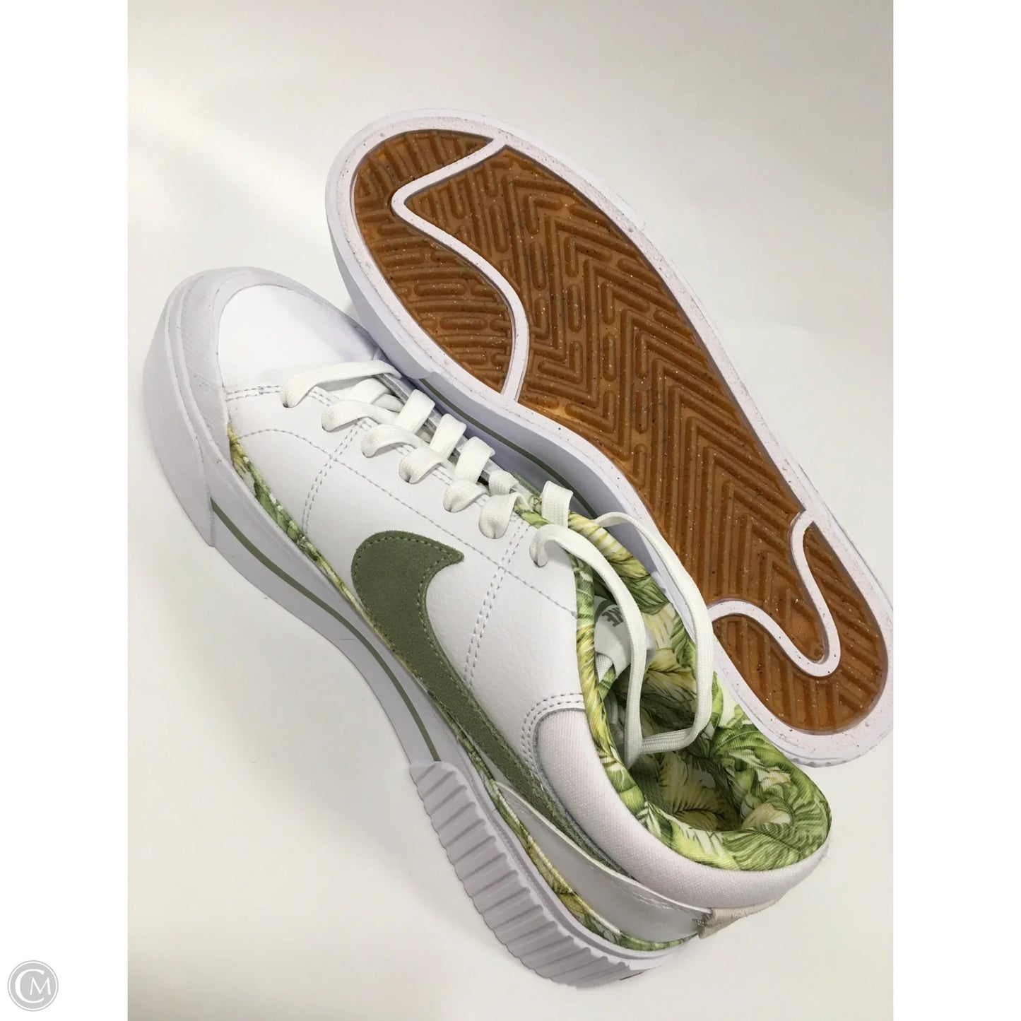 Shoes Sneakers By Nike In Green & White, Size: 9