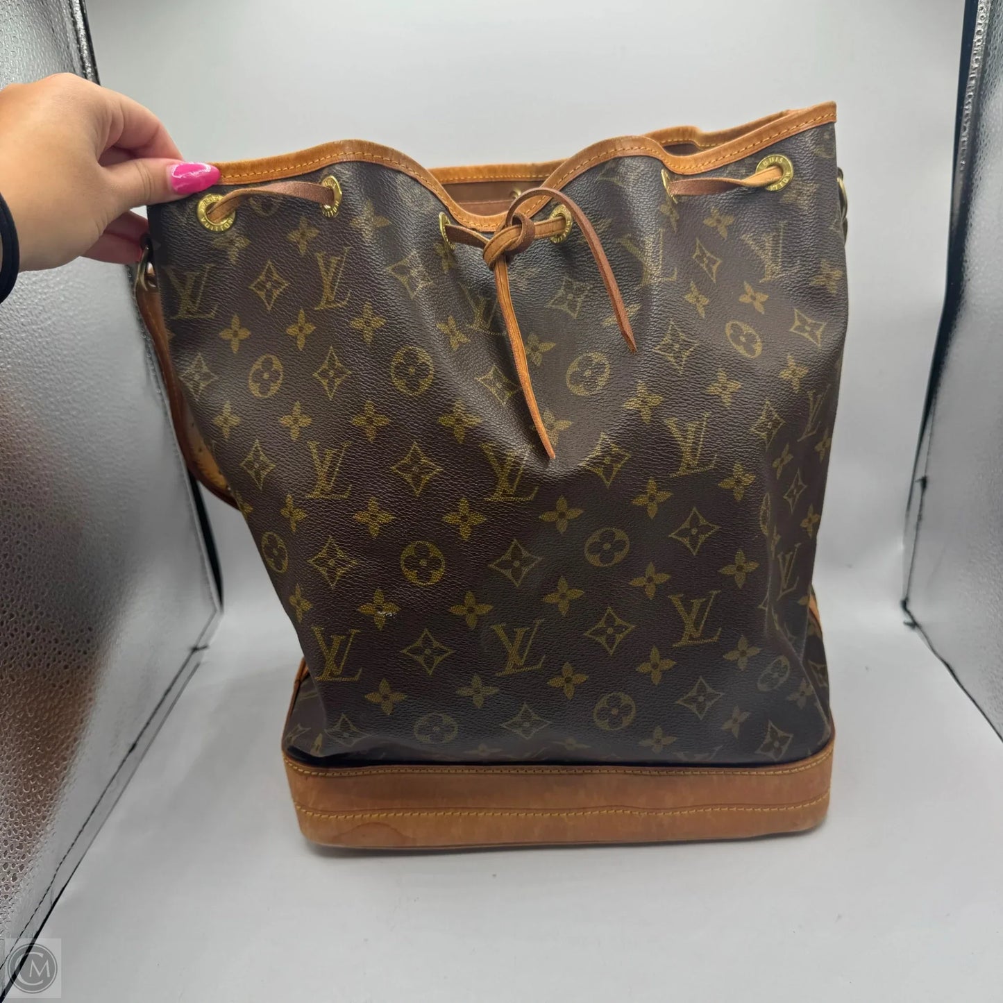Handbag Luxury Designer By Louis Vuitton, Size: Medium