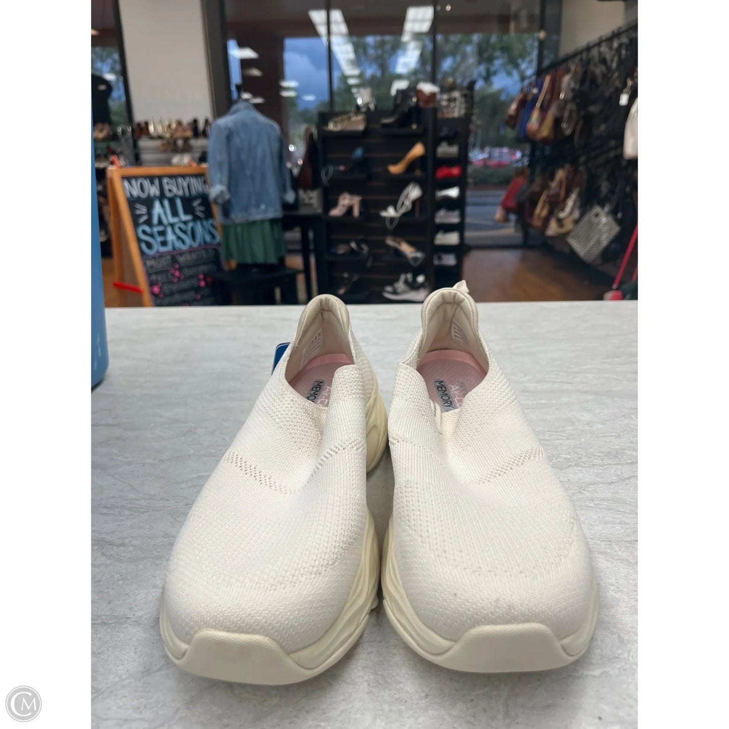 Shoes Sneakers By Skechers In Ivory, Size: 9
