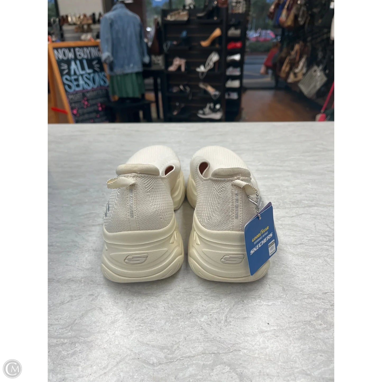 Shoes Sneakers By Skechers In Ivory, Size: 9