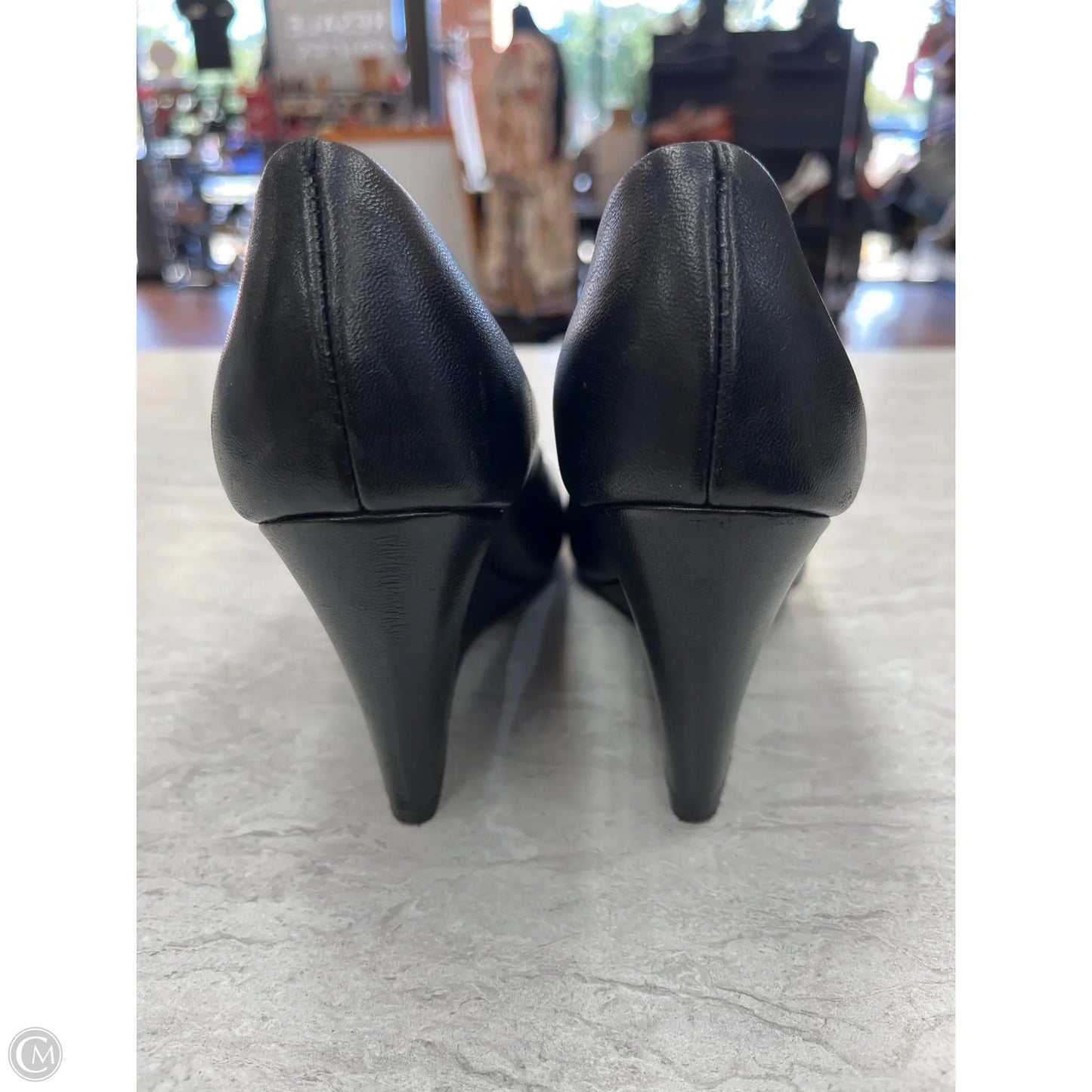 Shoes Designer By Tory Burch In Black & Gold, Size: 5