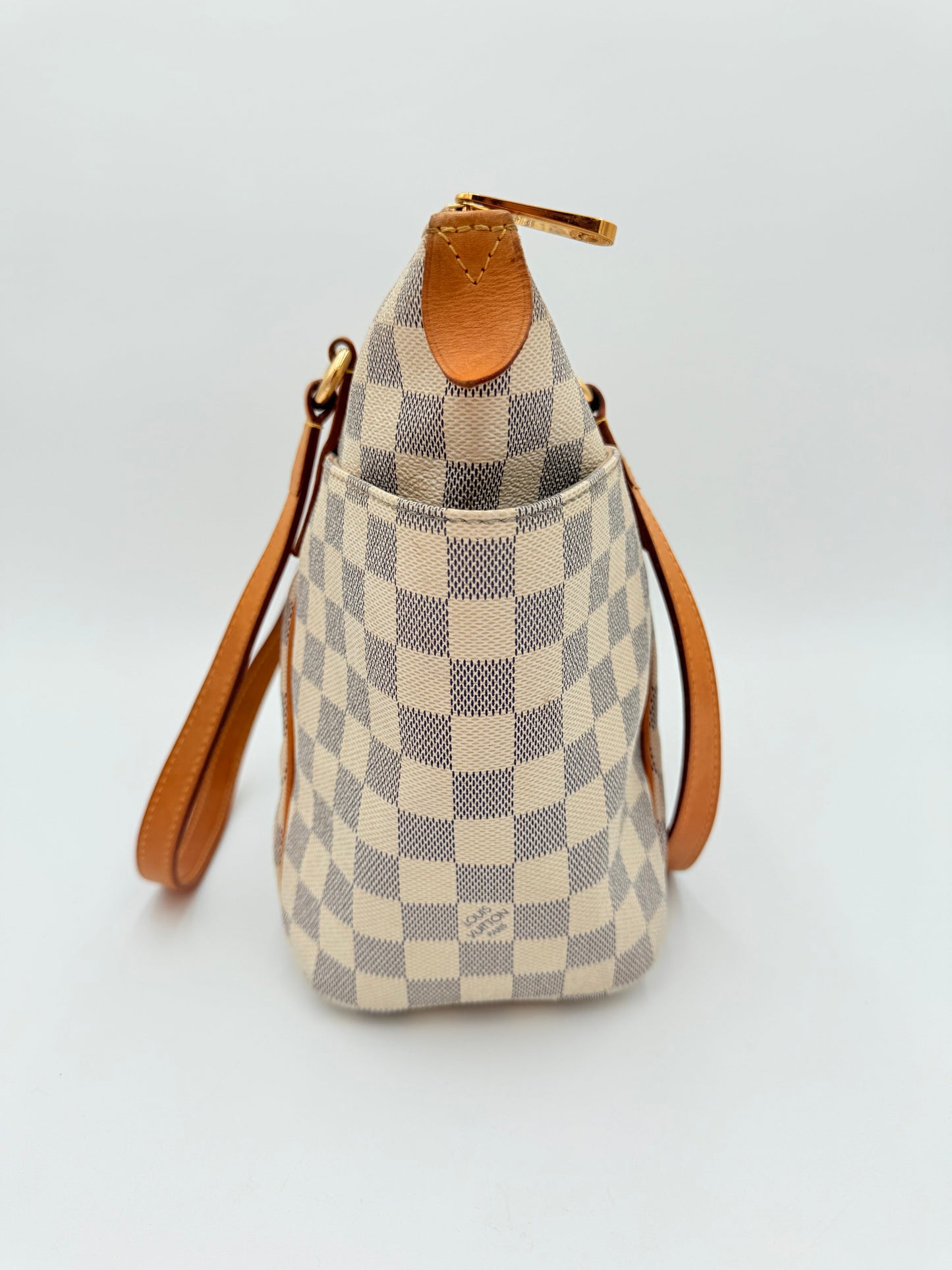 Handbag Luxury Designer By Louis Vuitton In Cream, Size:Medium