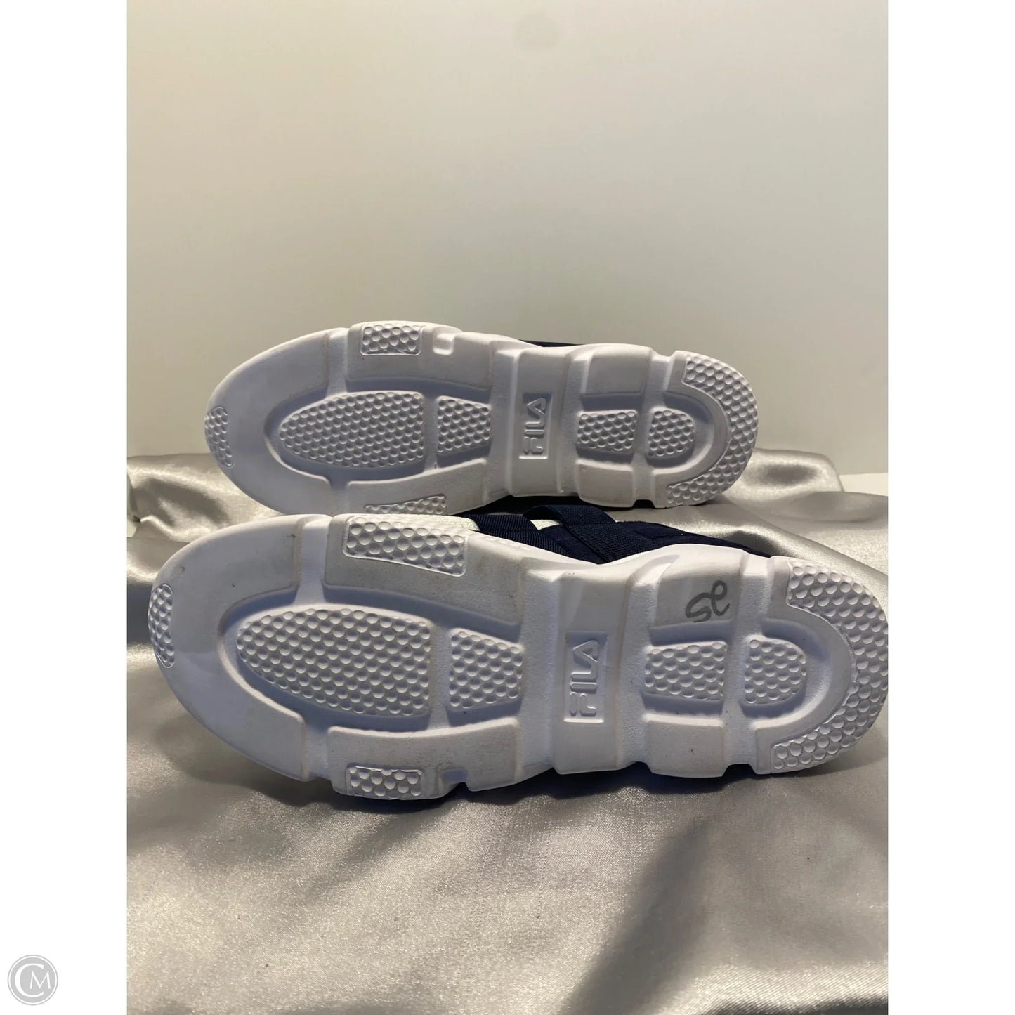 Shoes Athletic By Fila In White, Size: 9.5