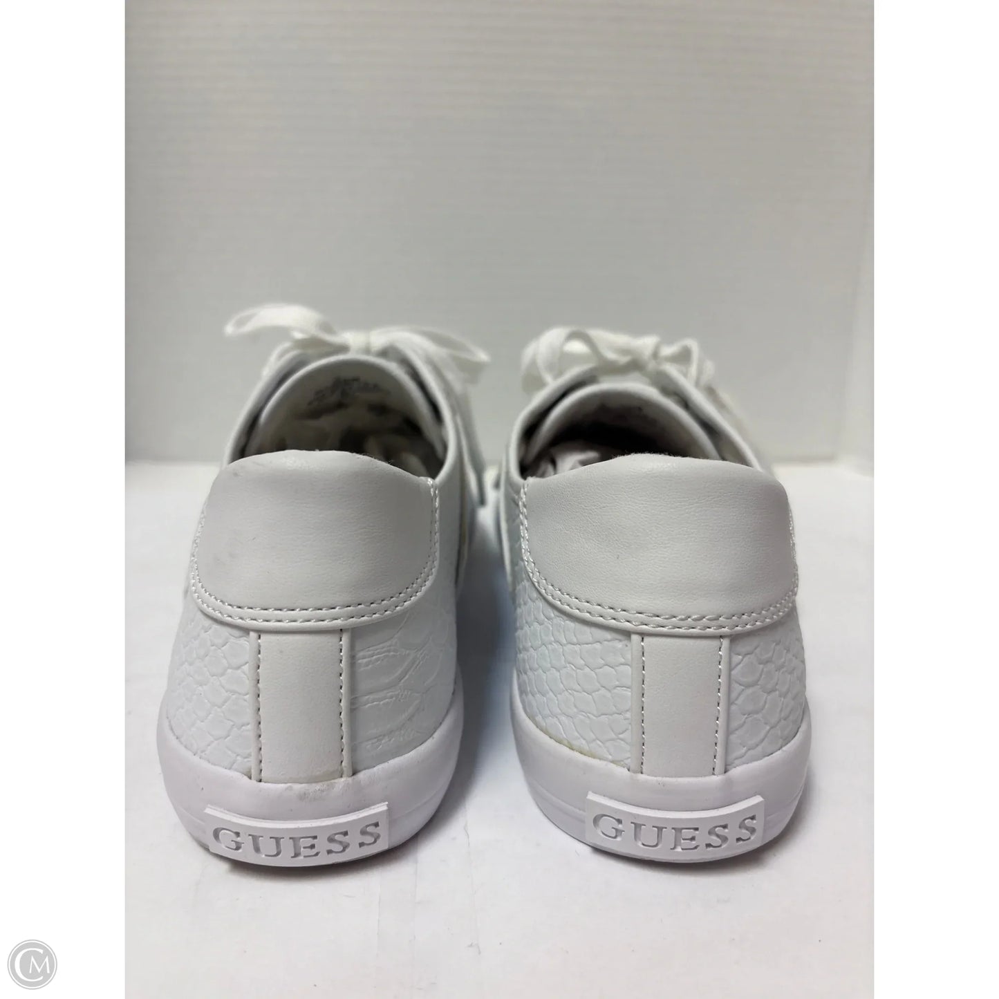 Shoes Sneakers By Guess In White, Size: 10