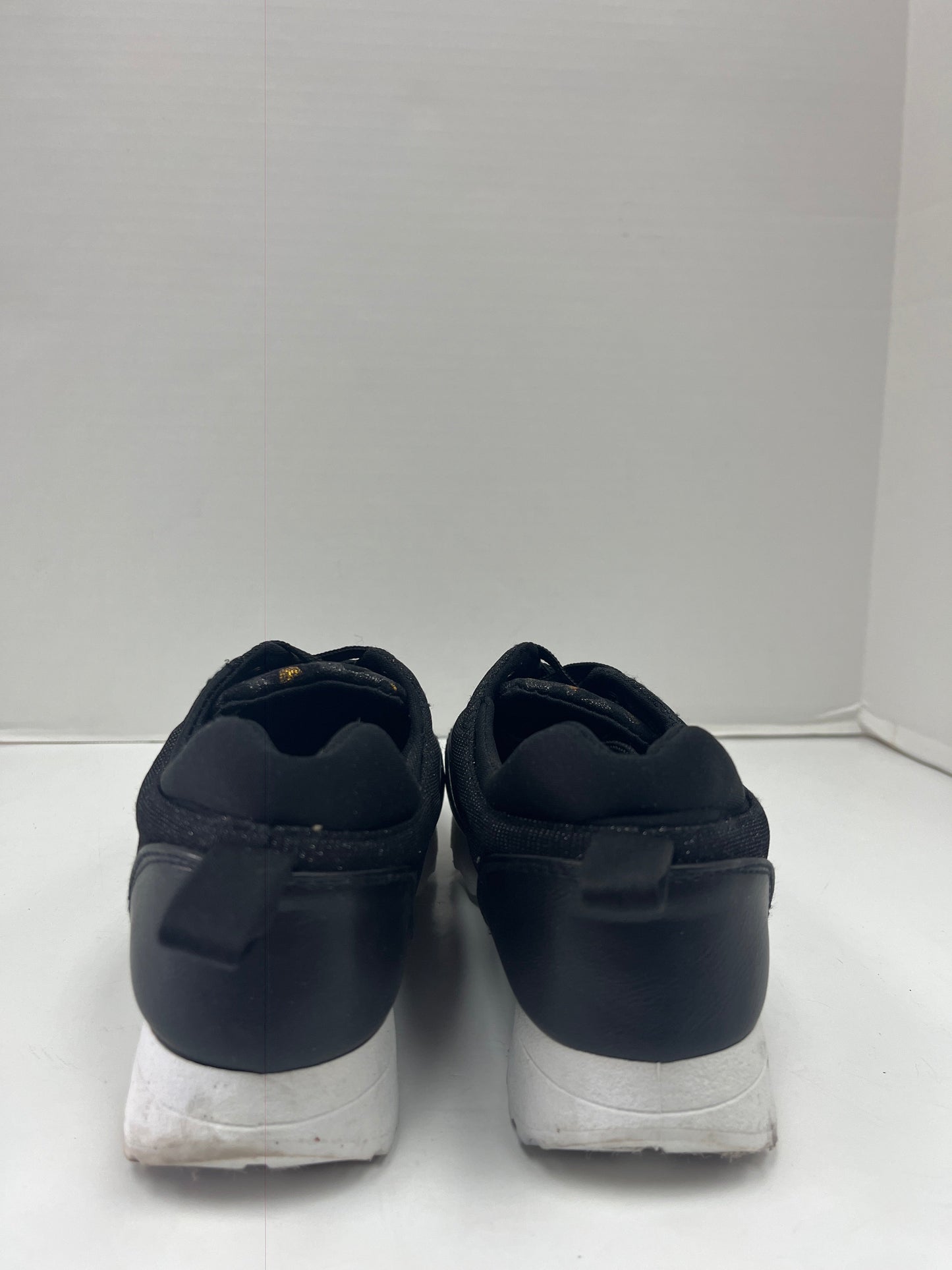 Shoes Sneakers By Clothes Mentor Size: 8