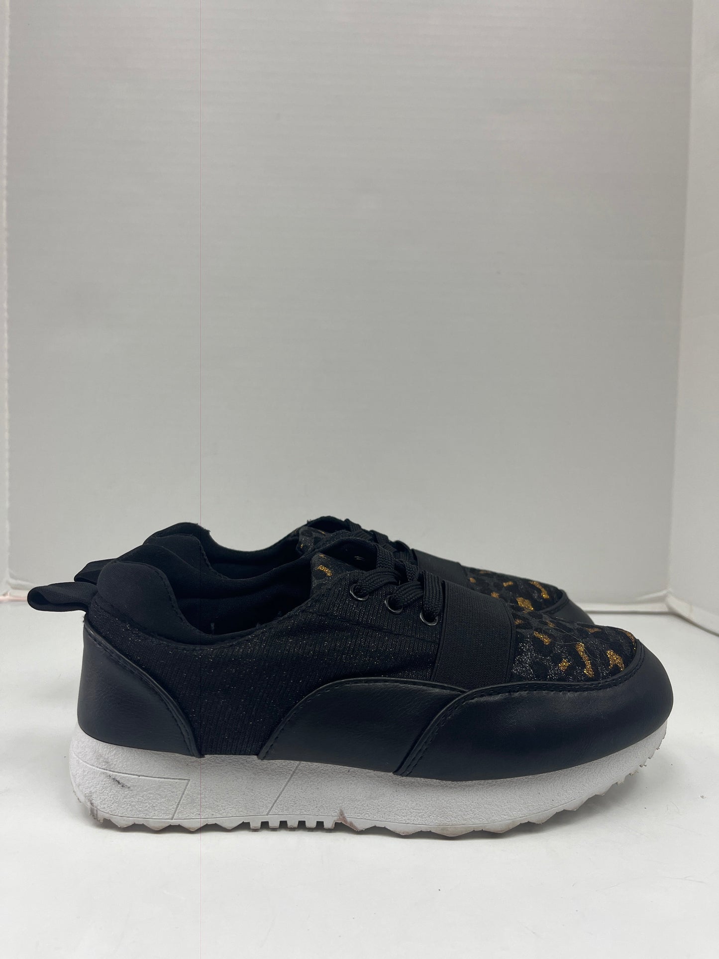 Shoes Sneakers By Clothes Mentor Size: 8