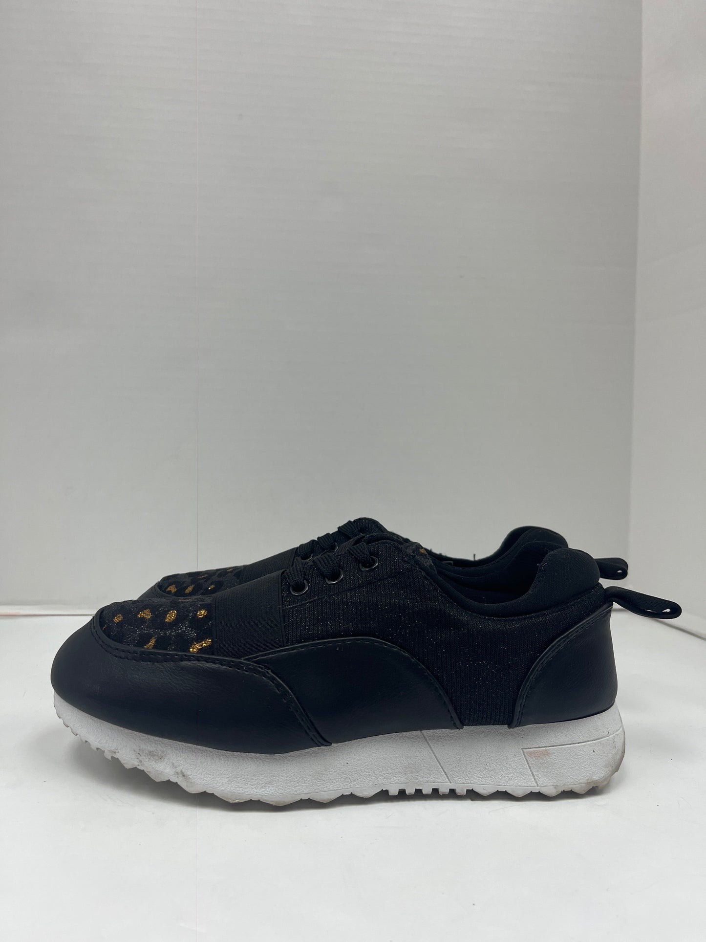 Shoes Sneakers By Clothes Mentor Size: 8