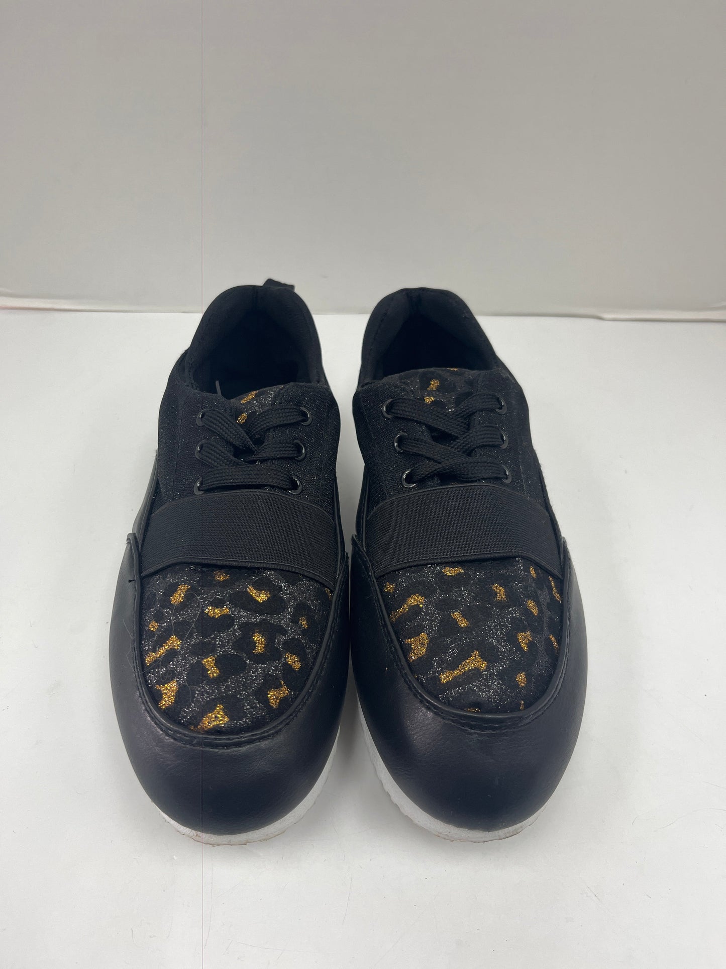 Shoes Sneakers By Clothes Mentor Size: 8