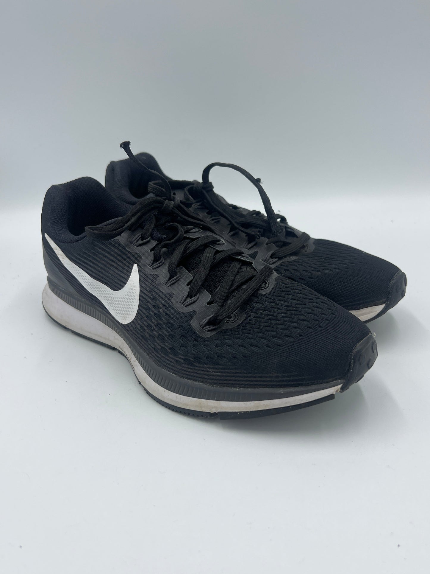 Shoes Athletic By Nike Size: 9.5