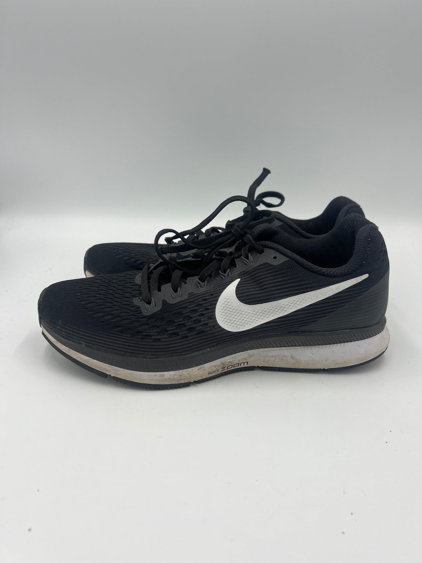 Shoes Athletic By Nike Size: 9.5