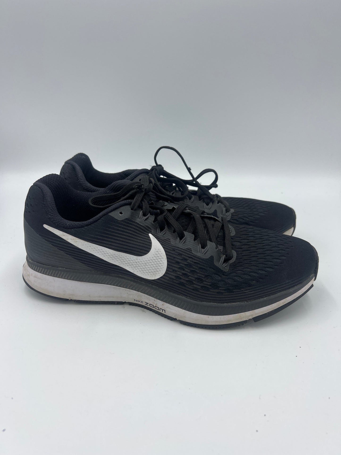 Shoes Athletic By Nike Size: 9.5