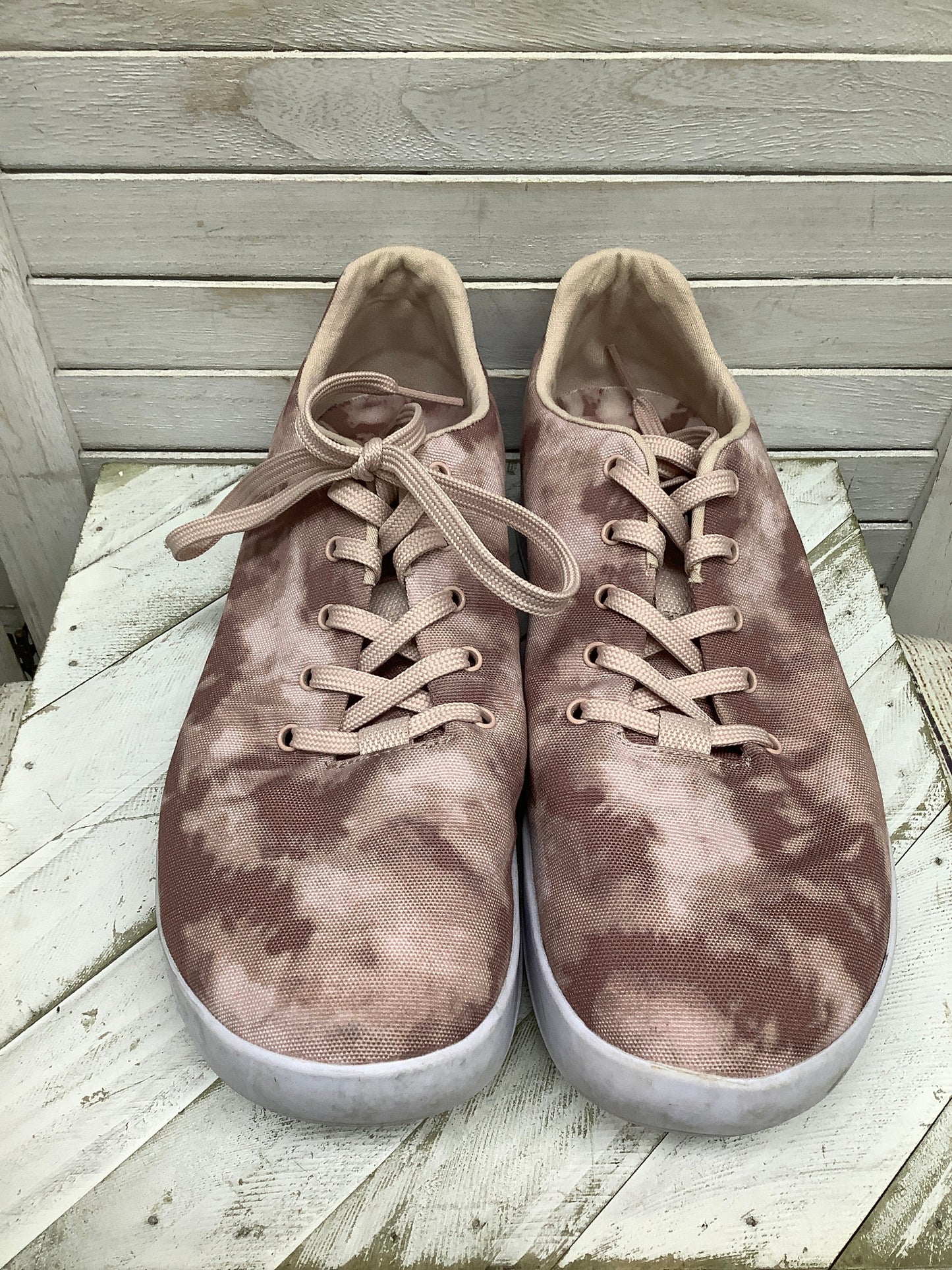 Shoes Sneakers By Clothes Mentor Size: 10