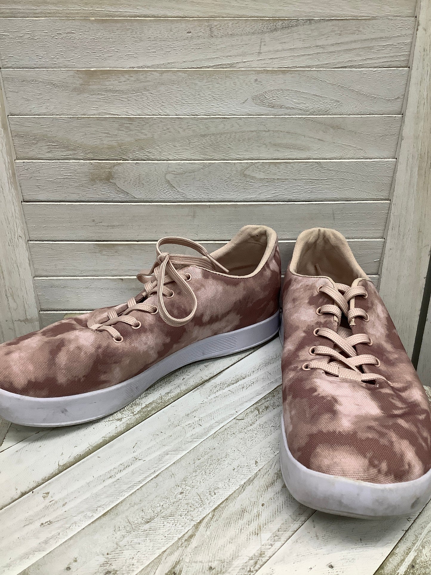 Shoes Sneakers By Clothes Mentor Size: 10