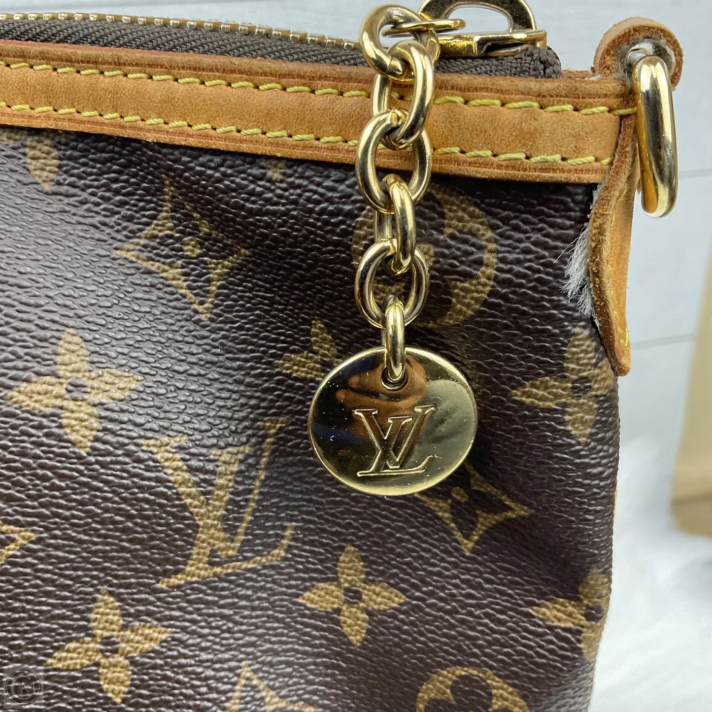 Handbag Luxury Designer By Louis Vuitton, Size: Medium