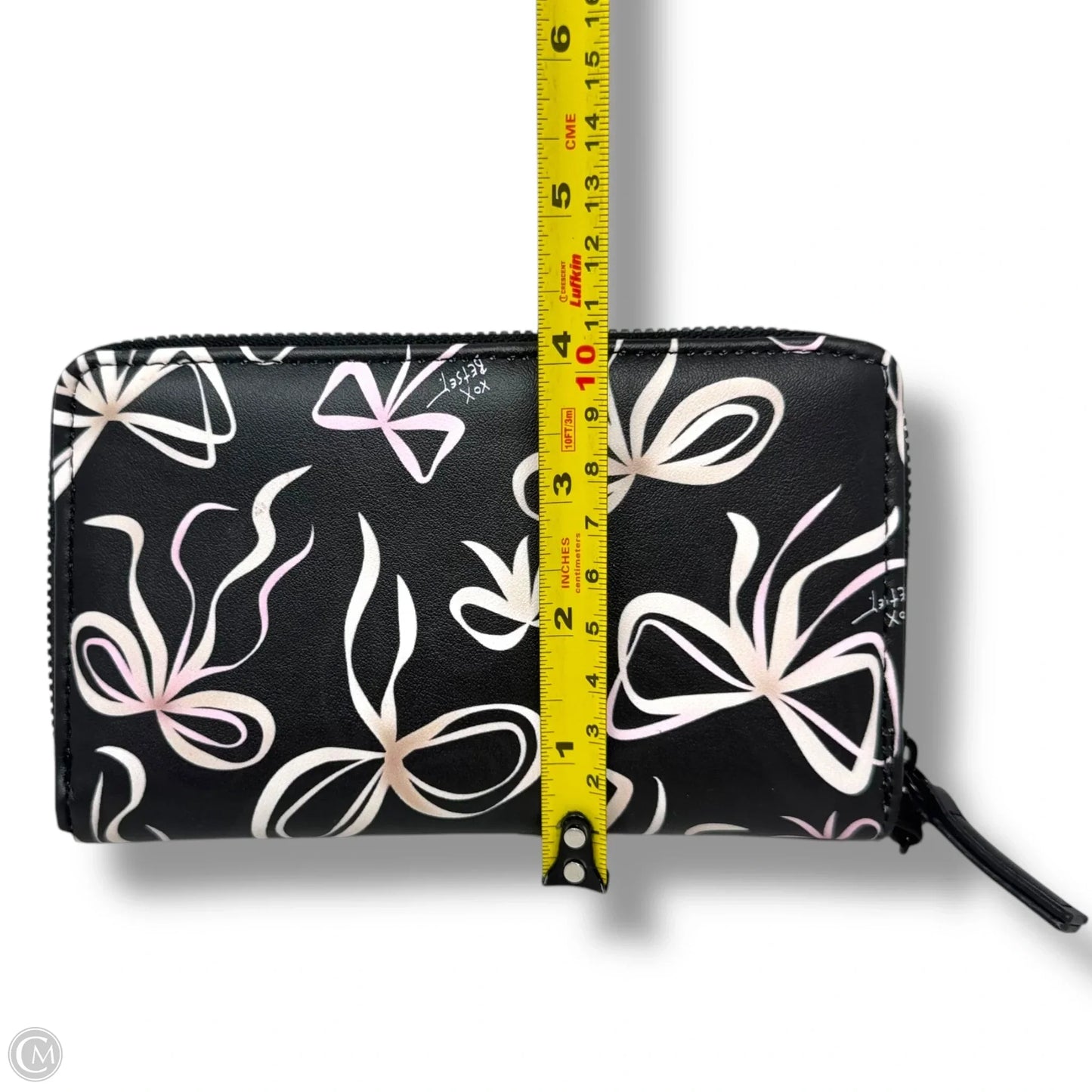 XO Zip Around Long Wallet Wristlet
By Betsey Johnson, Size: Medium