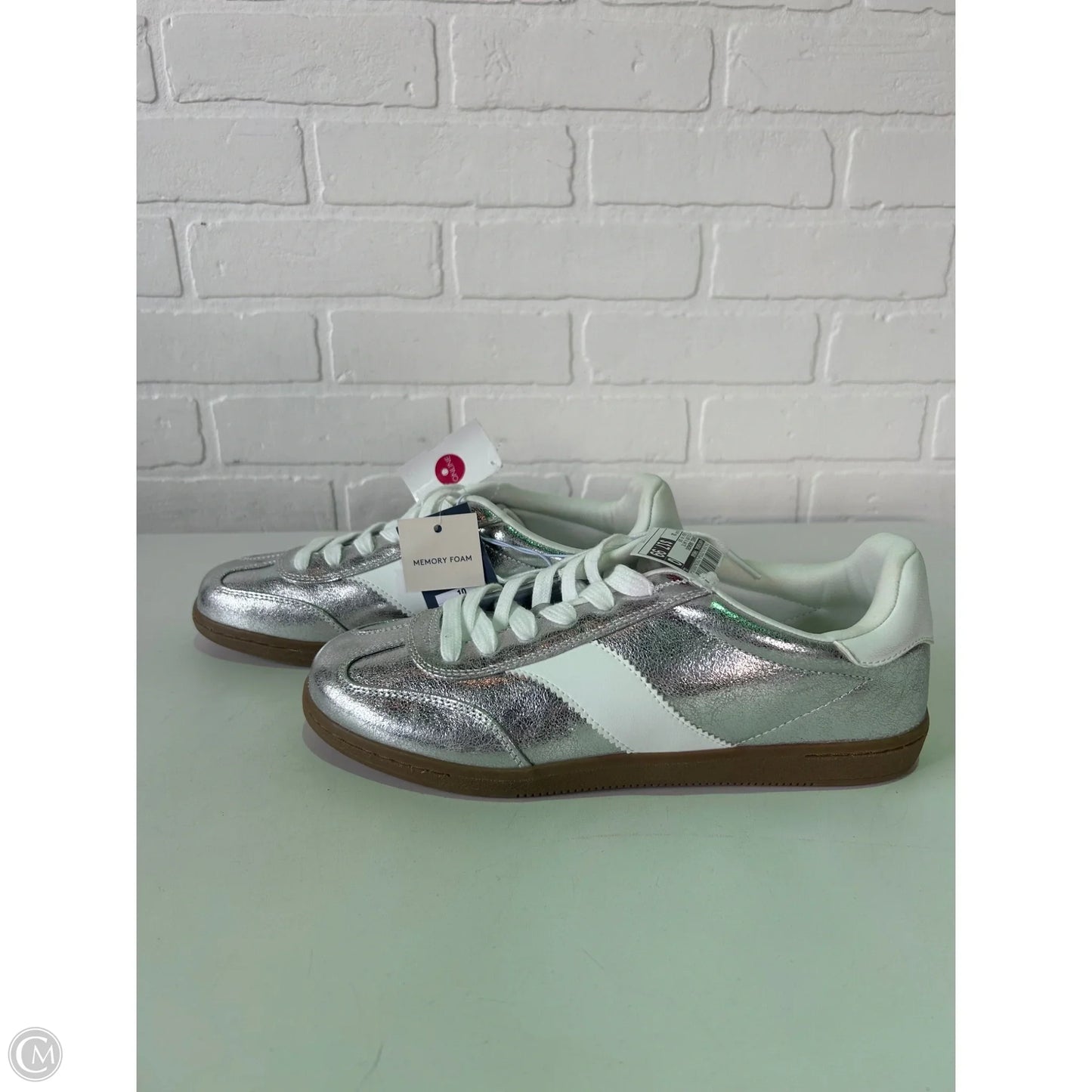Shoes Sneakers By Universal Thread In Silver & White, Size: 10